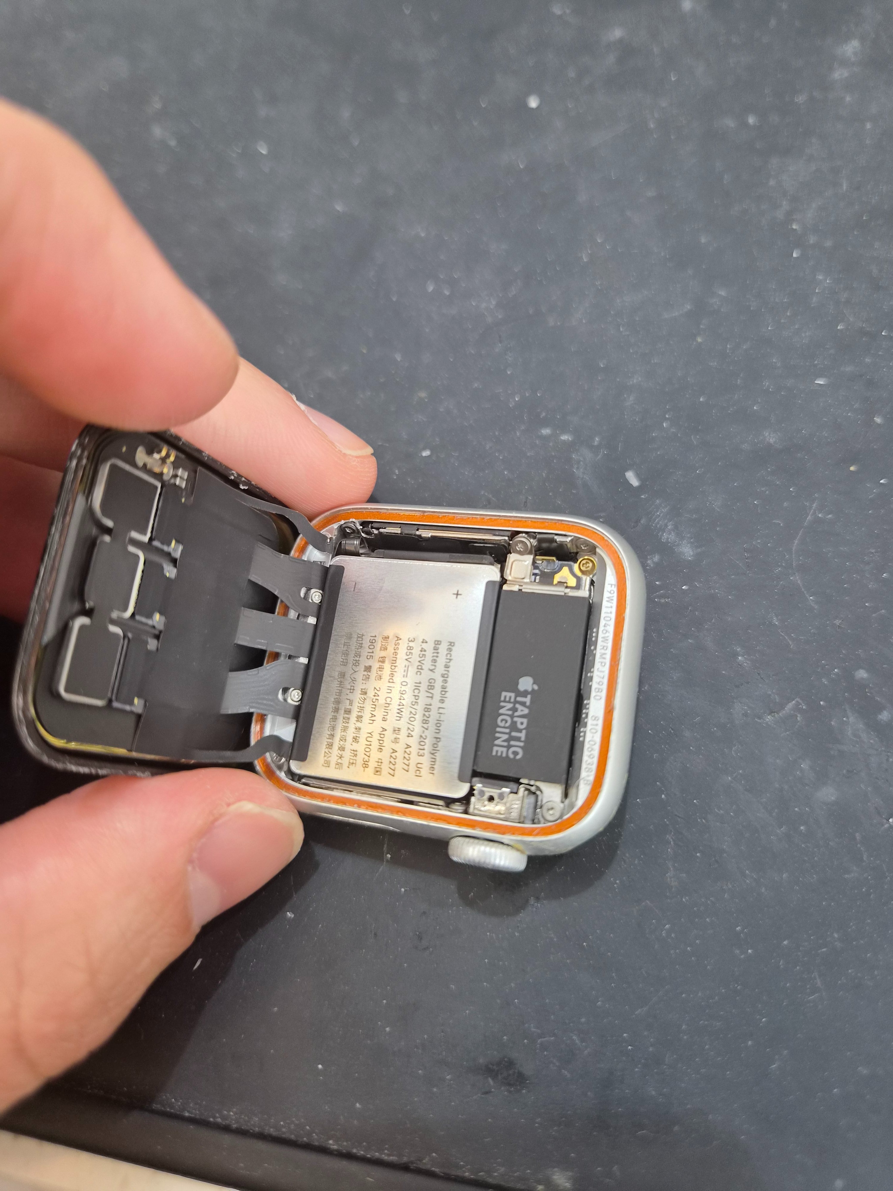 애플워치 SE (Apple Watch SE) 배터리 노화 → 정품 추출 셀 내부 분해 — 정밀 작업 단계