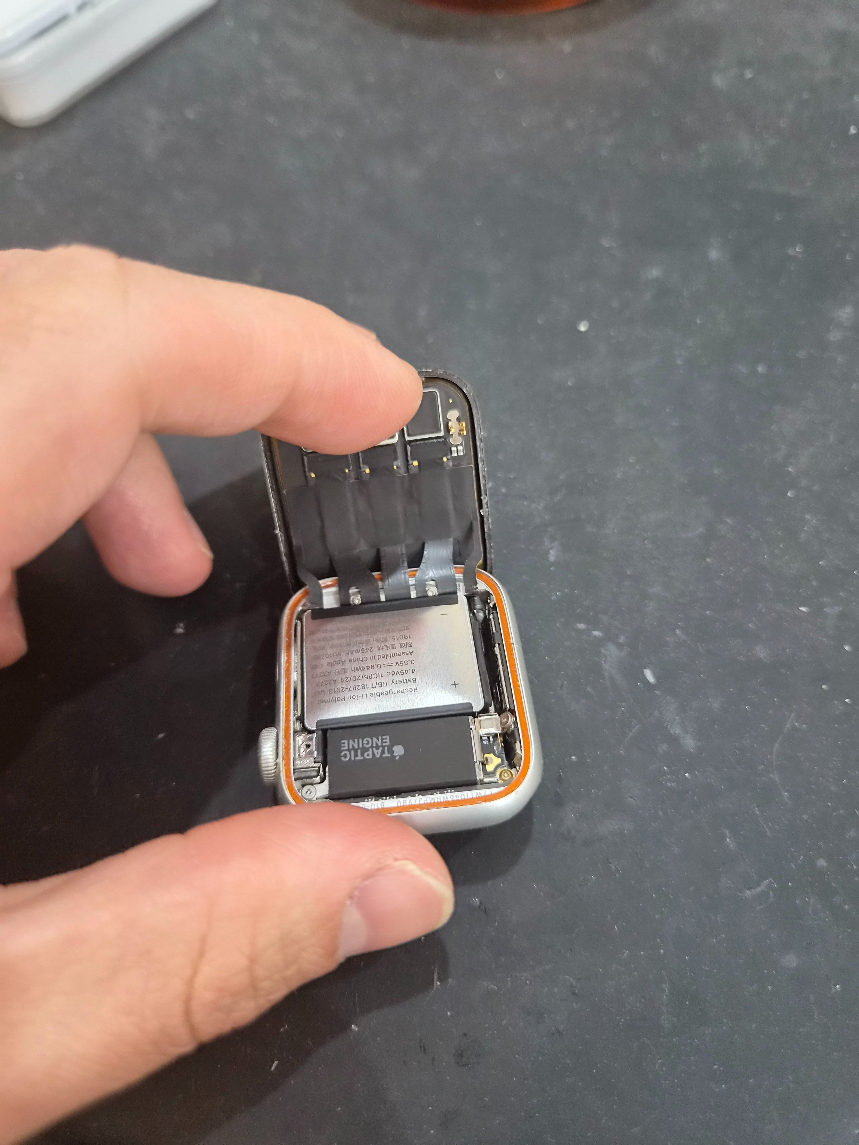 애플워치 SE (Apple Watch SE) 배터리 노화 → 정품 추출 셀 수리 작업 중 — 다올리페어 직영점 진행