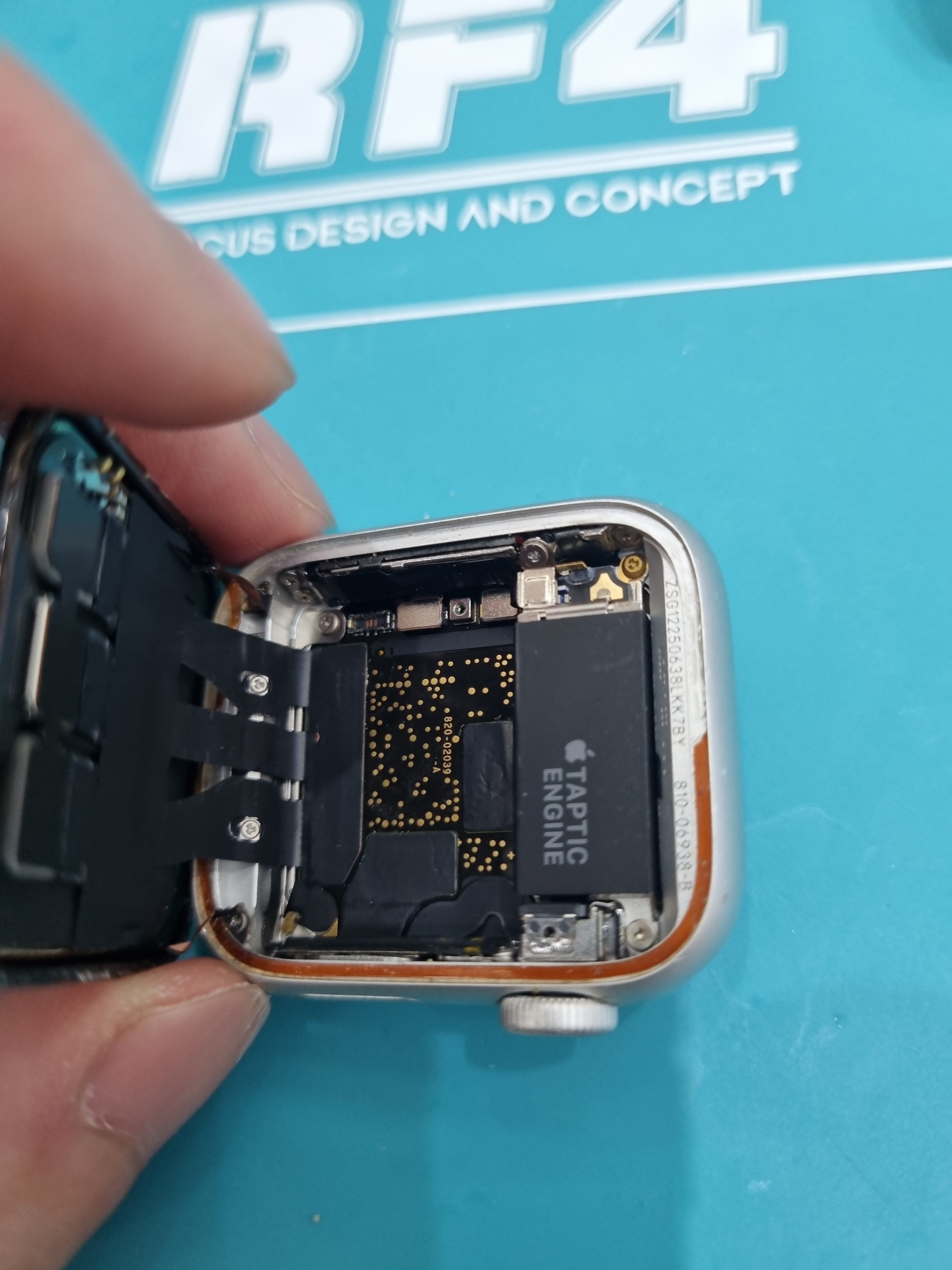애플워치 SE (Apple Watch SE) 40mm 배터리 교체 비용 내부 분해 — 정밀 작업 단계