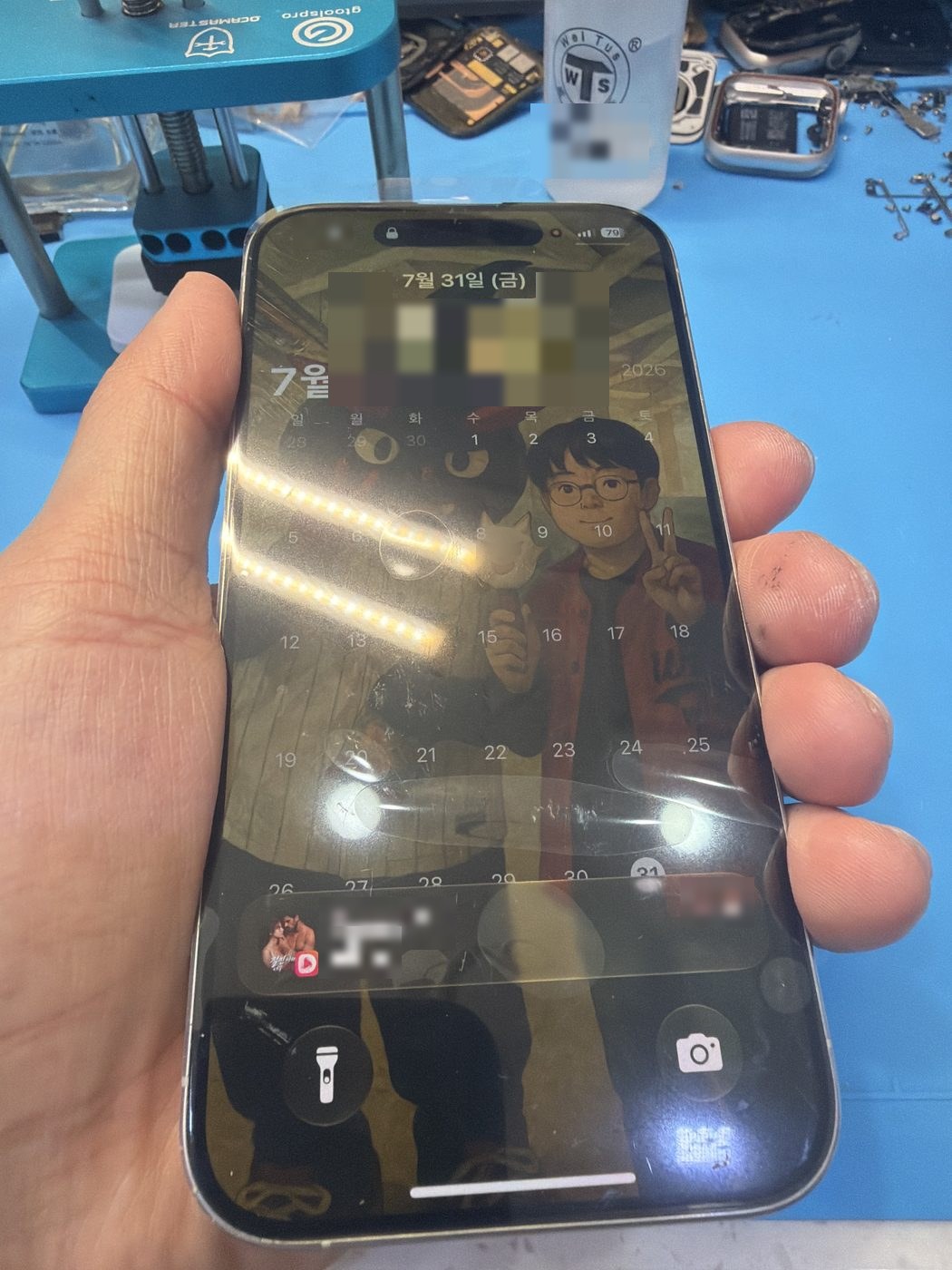아이폰 15 Pro 수리 작업 중 — 다올리페어 직영점 진행