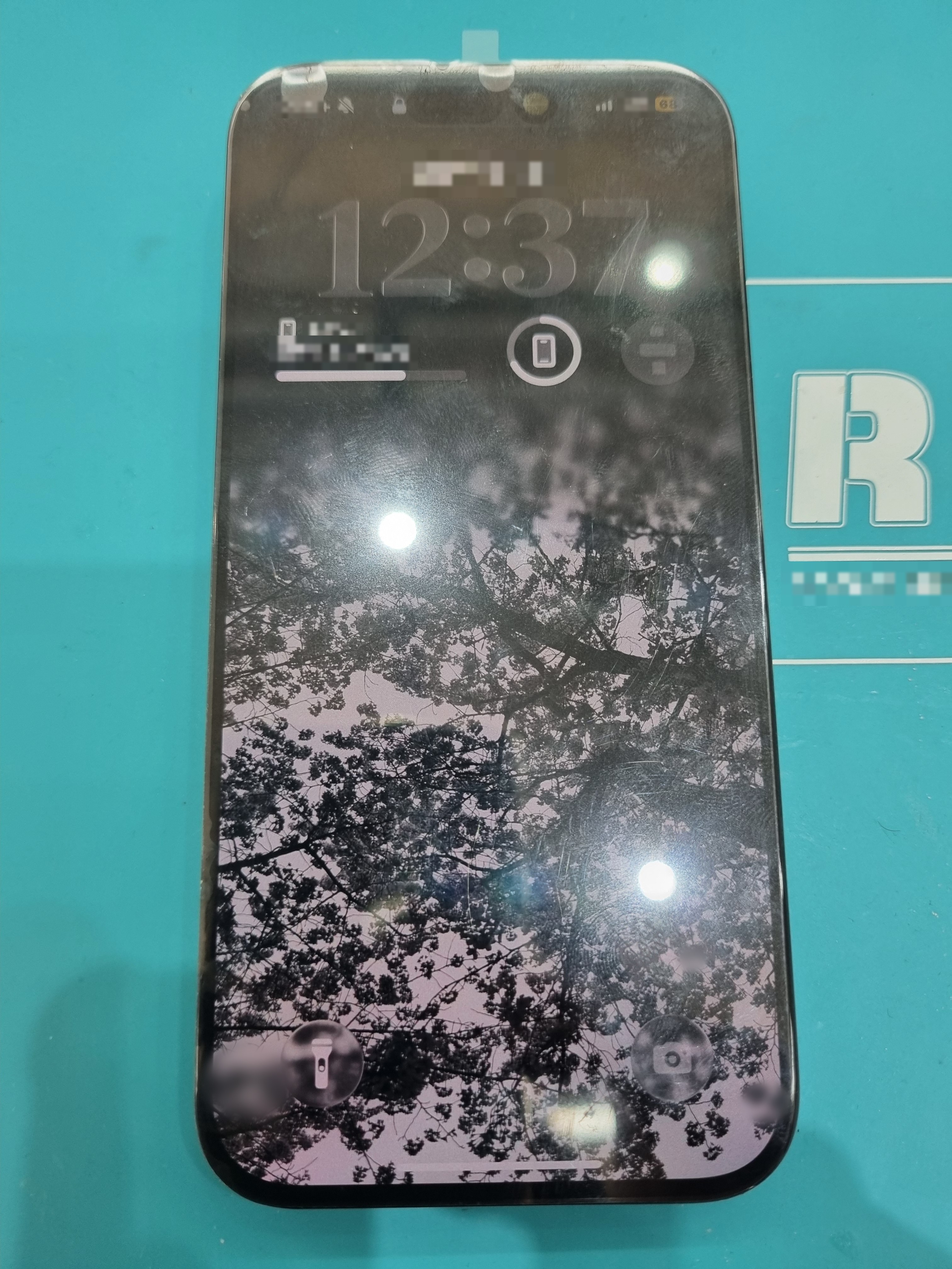 외부 충격으로 깨진 아이폰 15 프로 (iPhone 15 Pro) 액정, 목동점 DD 액정으로 30분 만에 교체