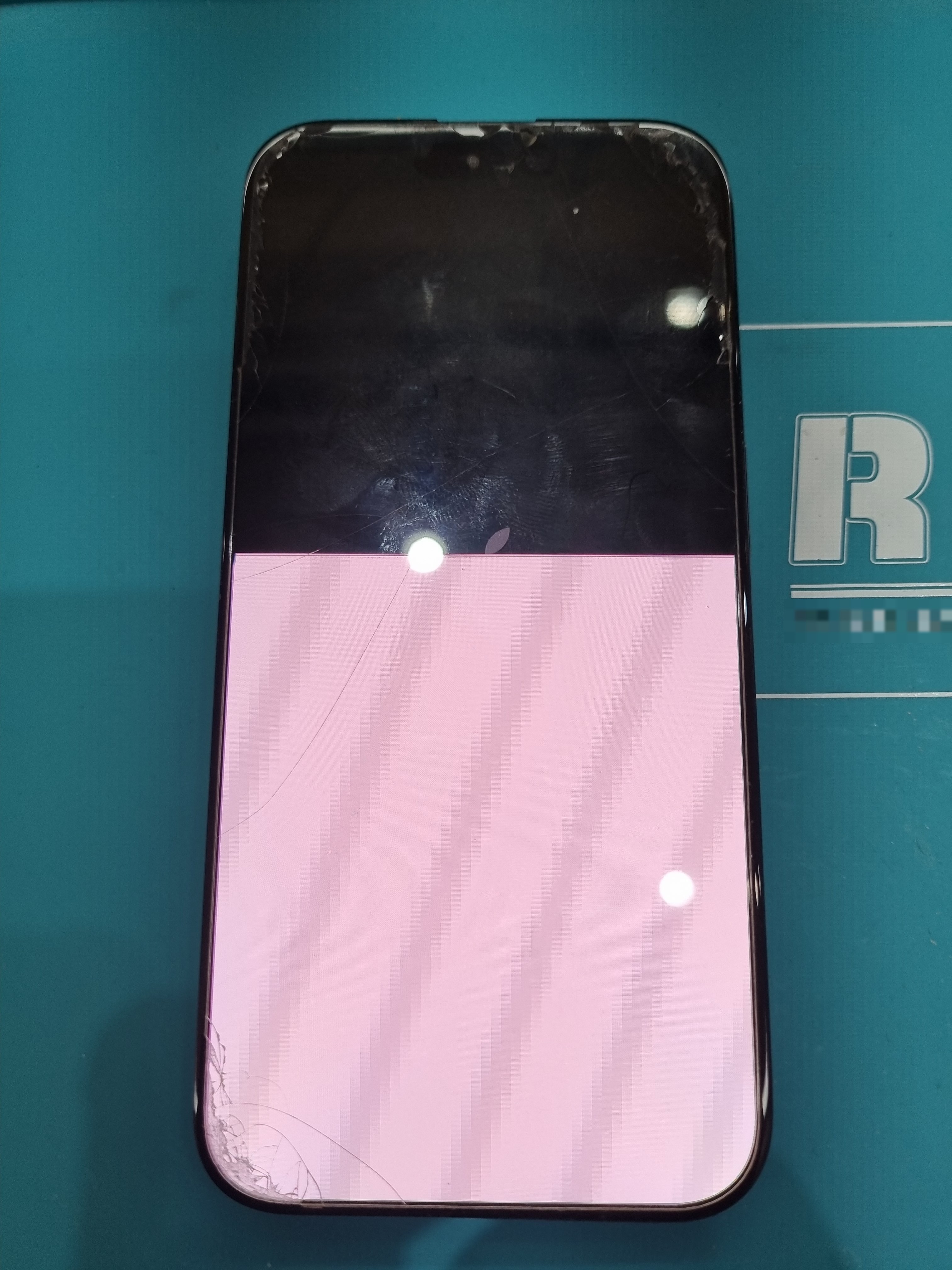 아이폰 iPhone 15 Pro 수리 전 — 액정 깨짐
