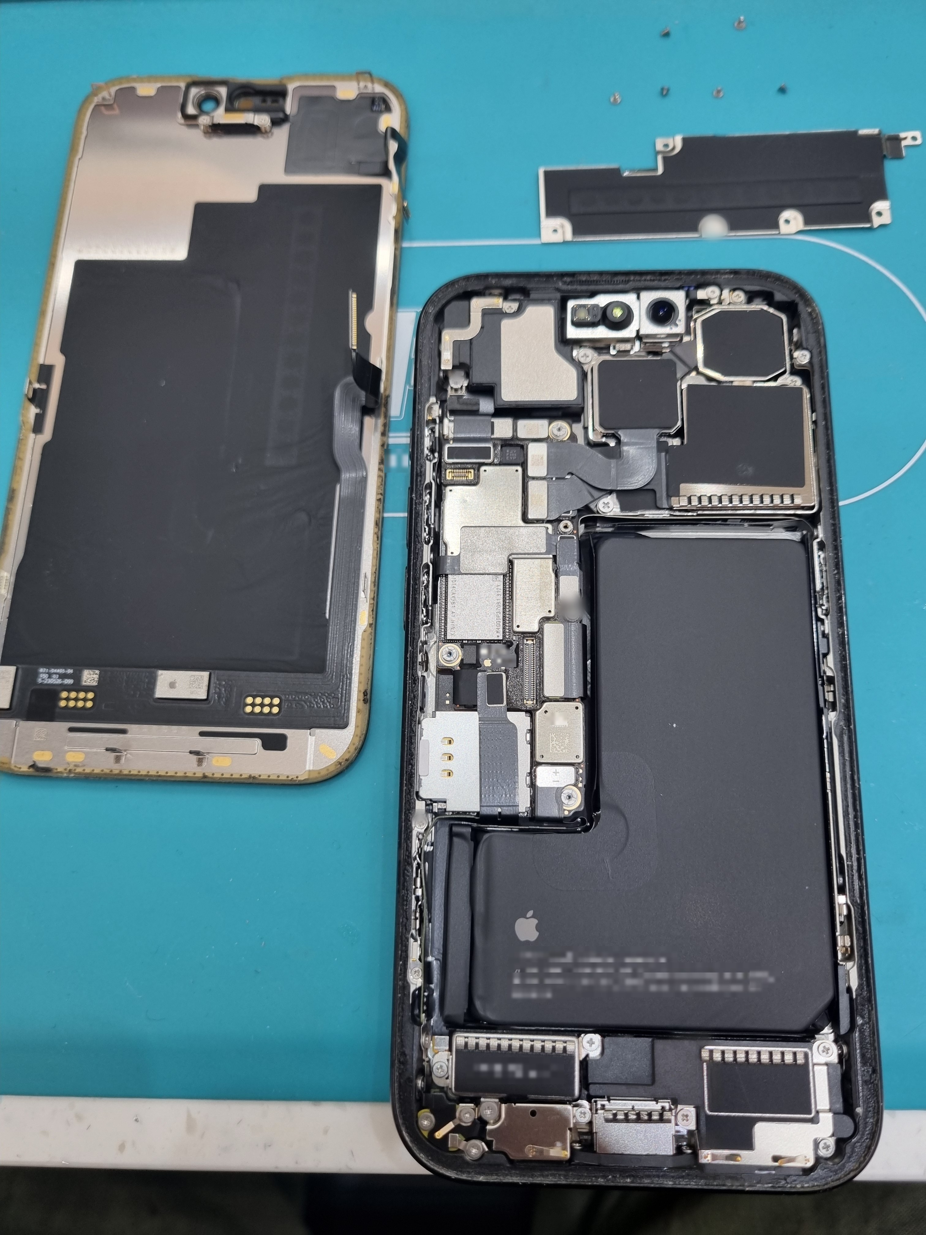 아이폰 15 프로 (iPhone 15 Pro) 액정 수리 후기 내부 분해 — 정밀 작업 단계