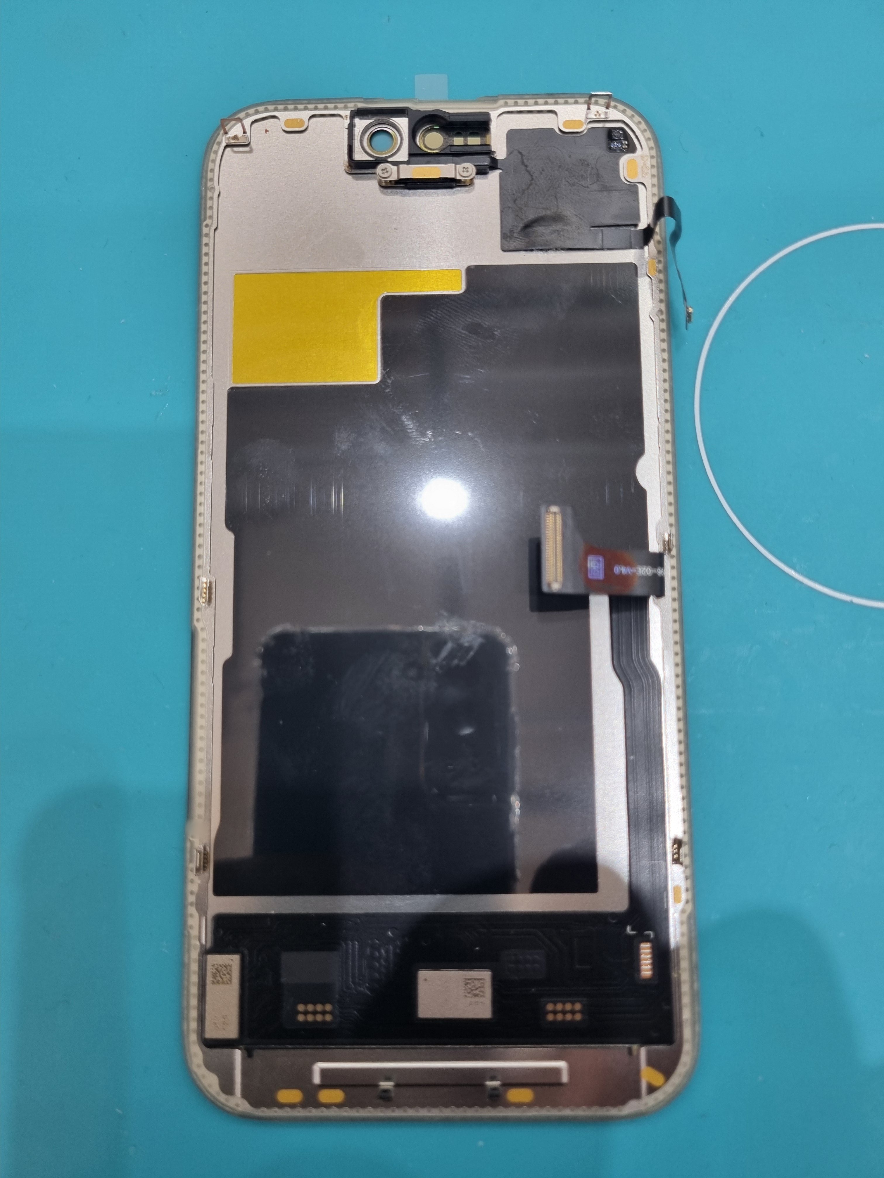 아이폰 15 프로 (iPhone 15 Pro) 액정 수리 후기 수리 작업 중 — 다올리페어 직영점 진행