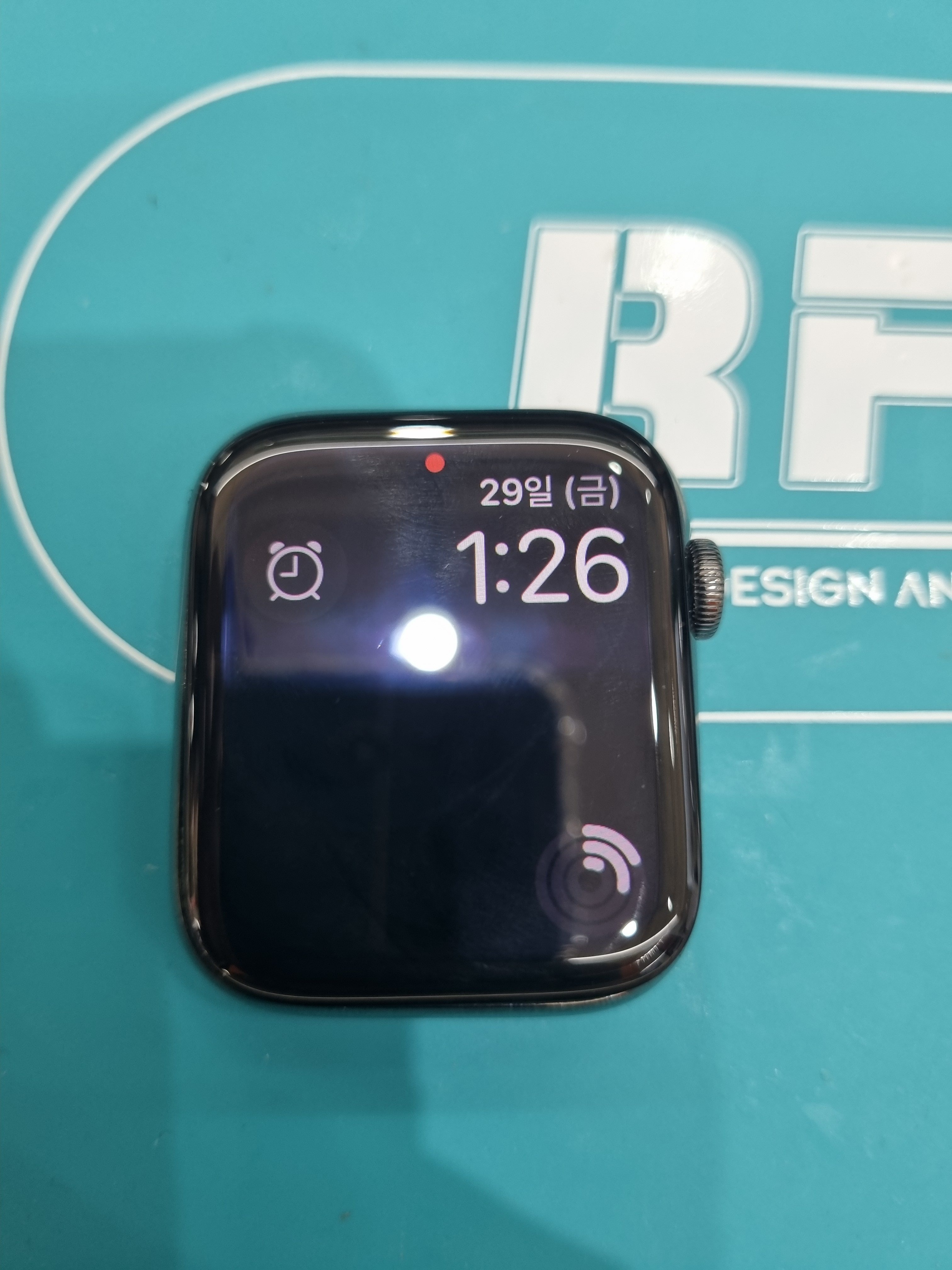 애플워치 시리즈 6 (Apple Watch Series 6) 44mm 떨어뜨려 깨진 액정, 목동점 정품으로 비정품 경고 없이 복구