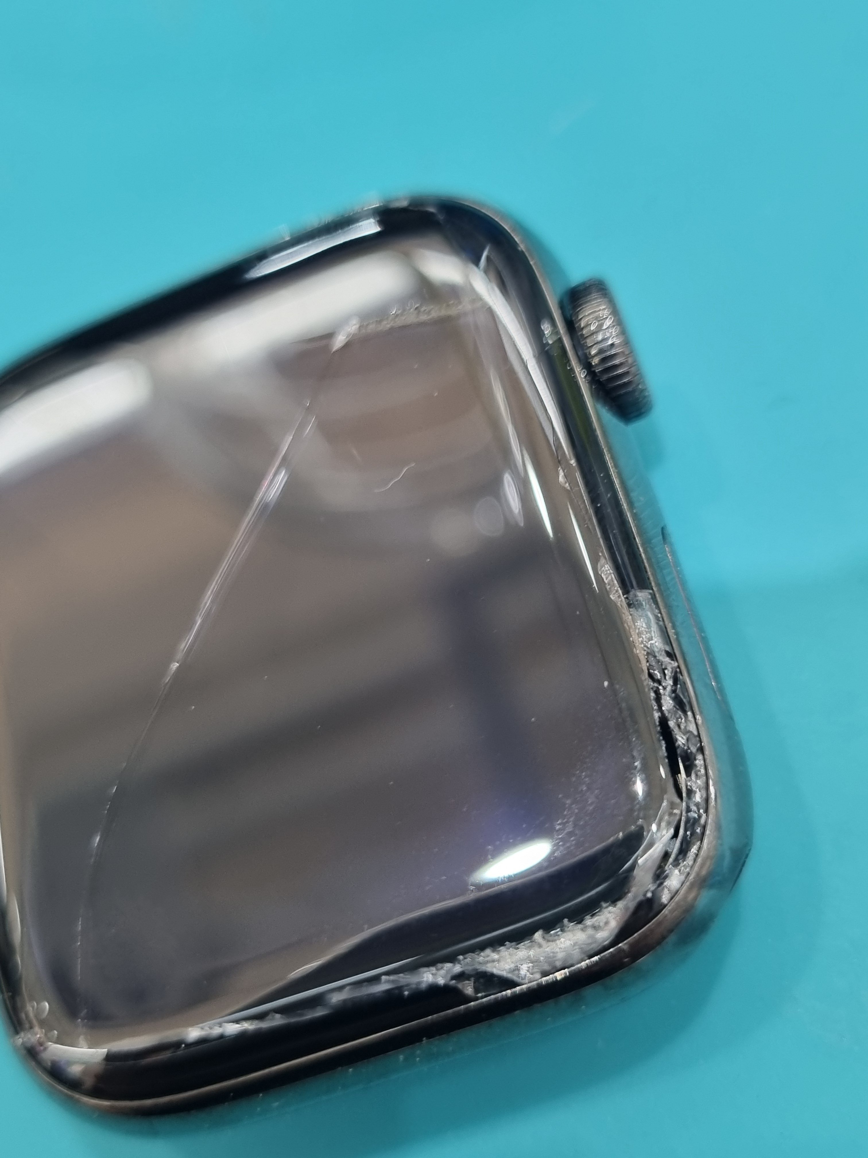 애플워치 Apple Watch Series 6 (44mm) 수리 전 — 액정 깨짐