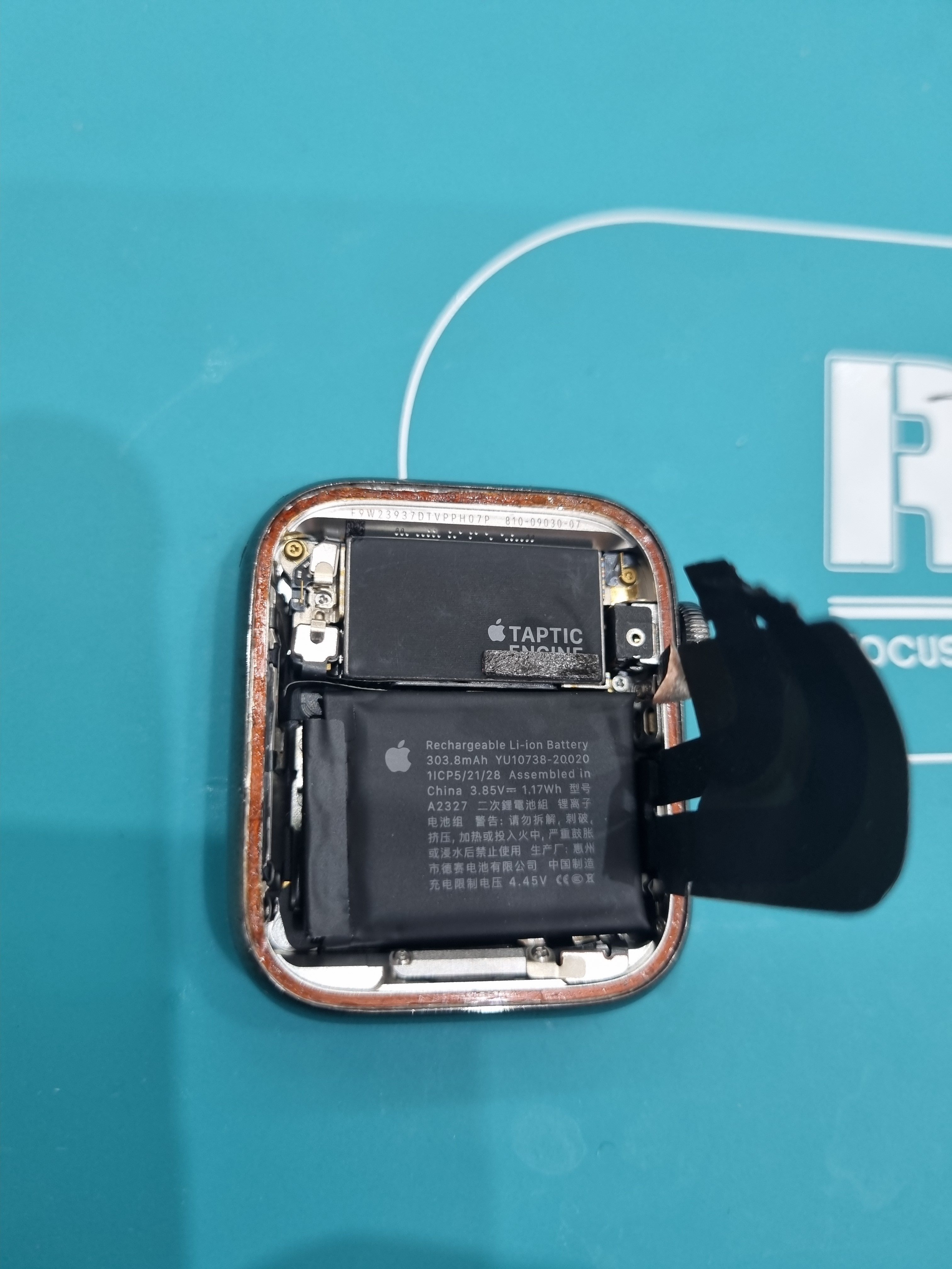 애플워치 Apple Watch Series 6 (44mm) 내부 분해 — 정밀 작업 단계
