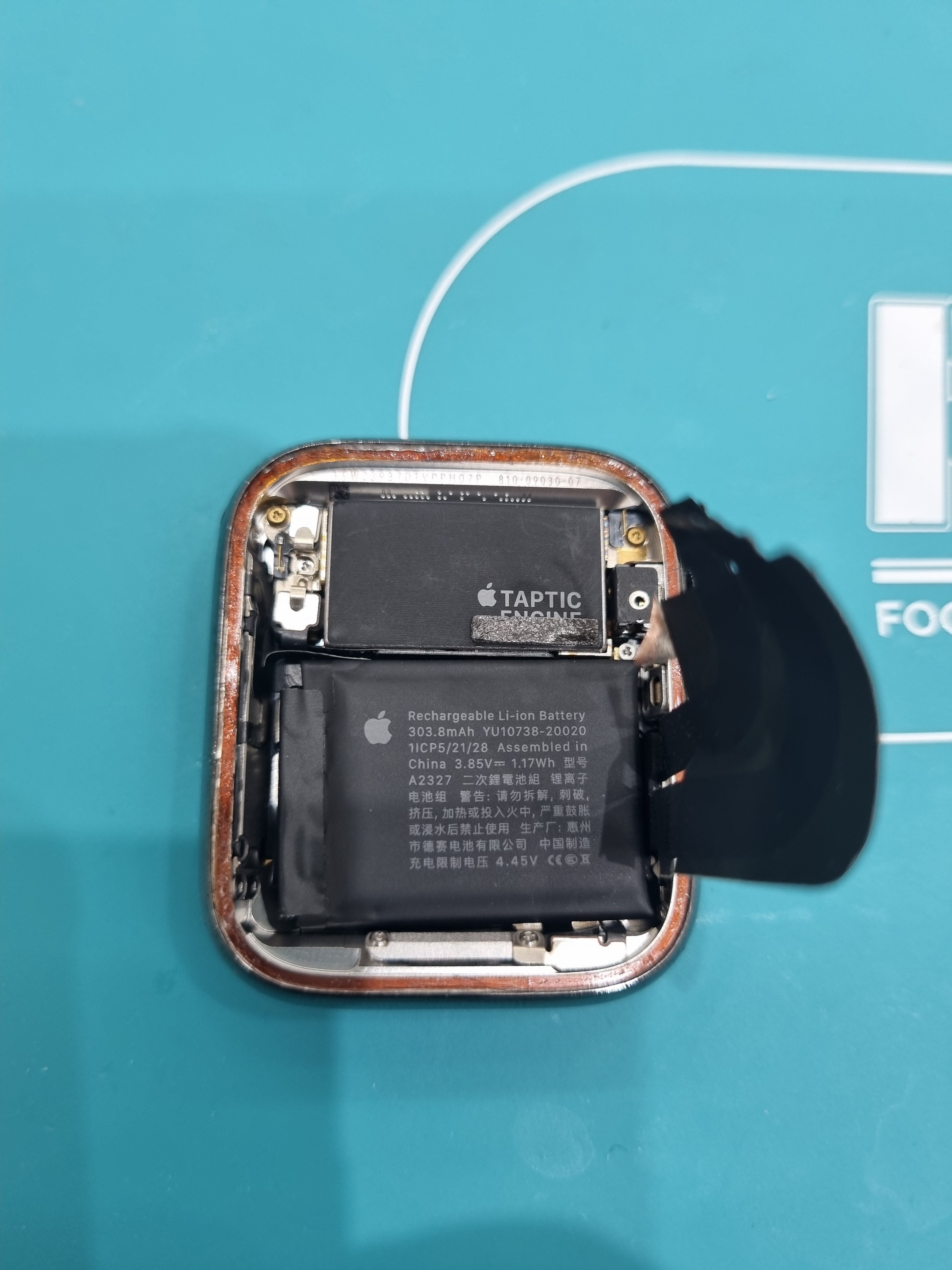 애플워치 Apple Watch Series 6 (44mm) 수리 작업 중 — 다올리페어 직영점 진행