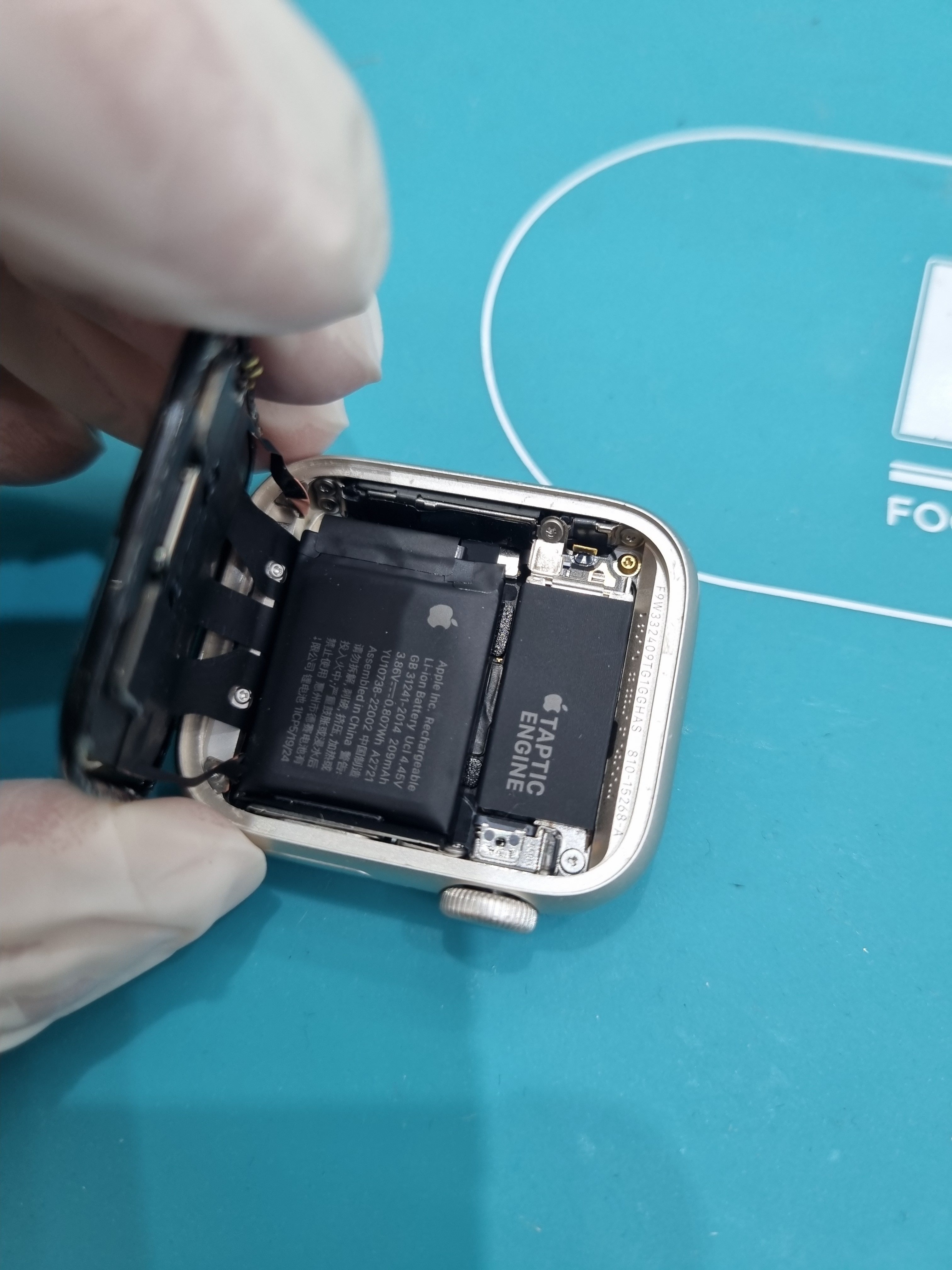 애플워치 SE 2세대 (Apple Watch SE 2) 배터리 교체 비용 내부 분해 — 정밀 작업 단계