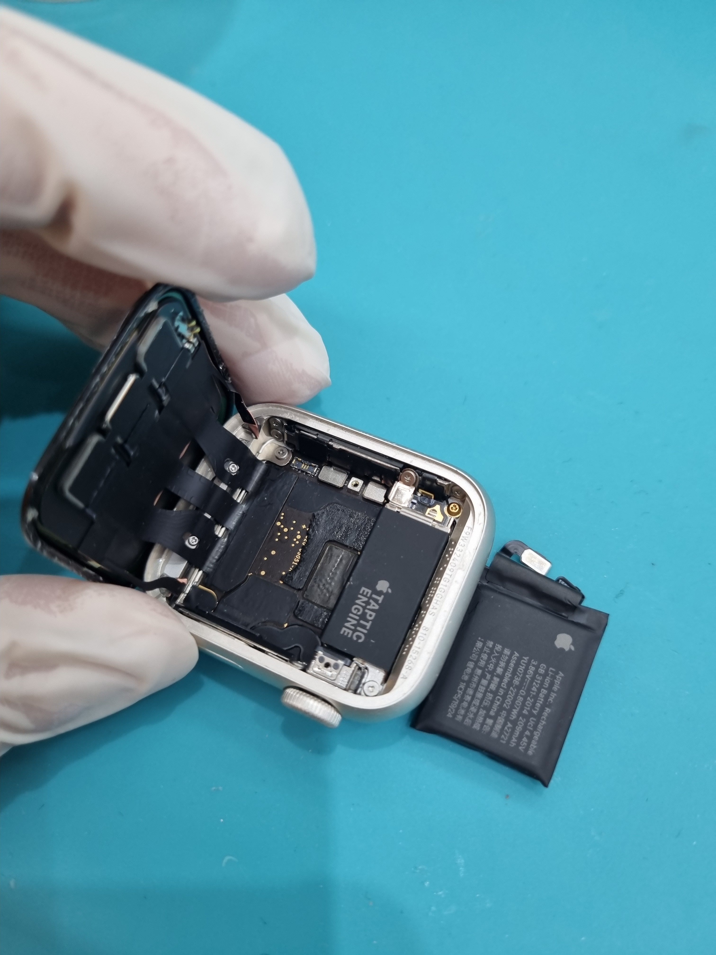 애플워치 SE 2세대 (Apple Watch SE 2) 배터리 교체 비용 수리 작업 중 — 다올리페어 직영점 진행