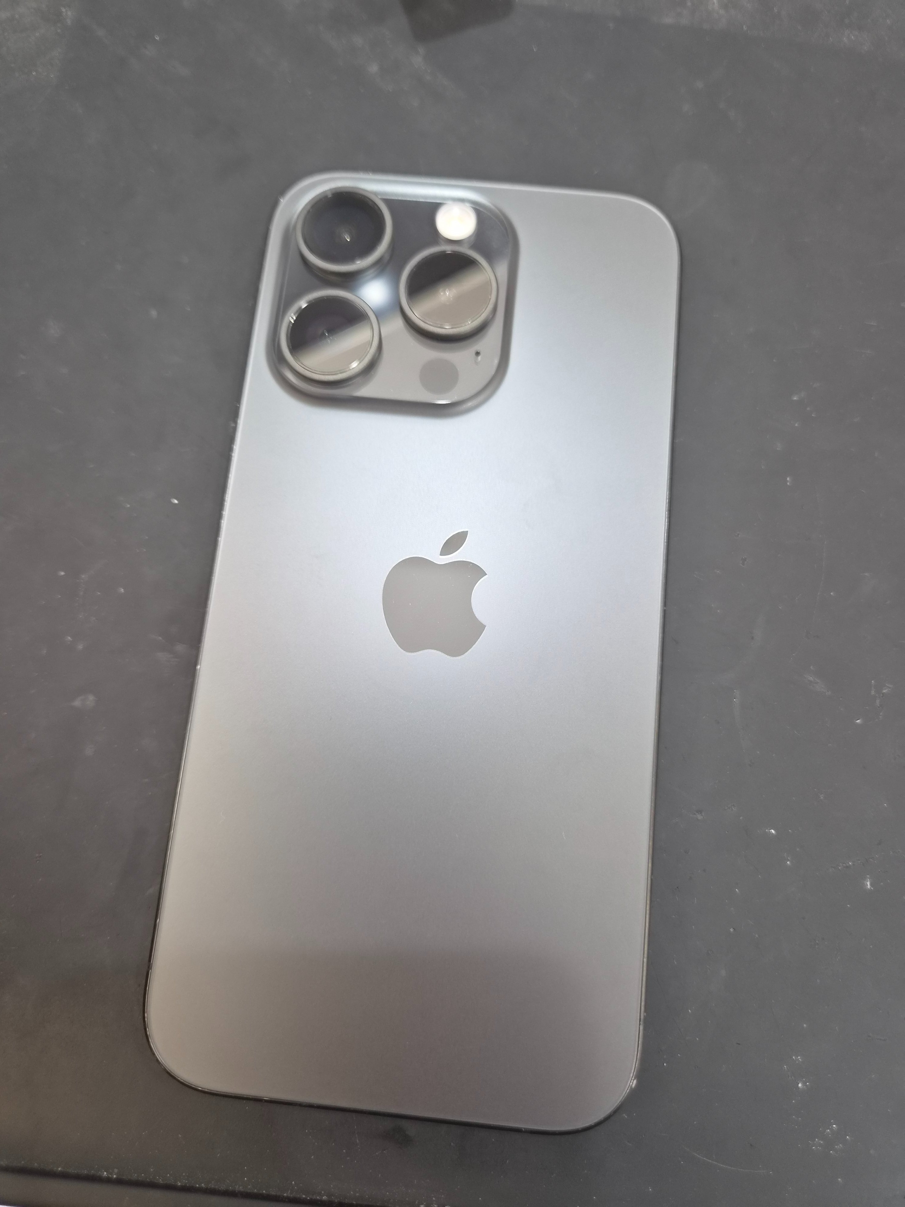 뒷면이 갈라진 아이폰 15 프로 (iPhone 15 Pro), 신림점에서 후면 유리 교체