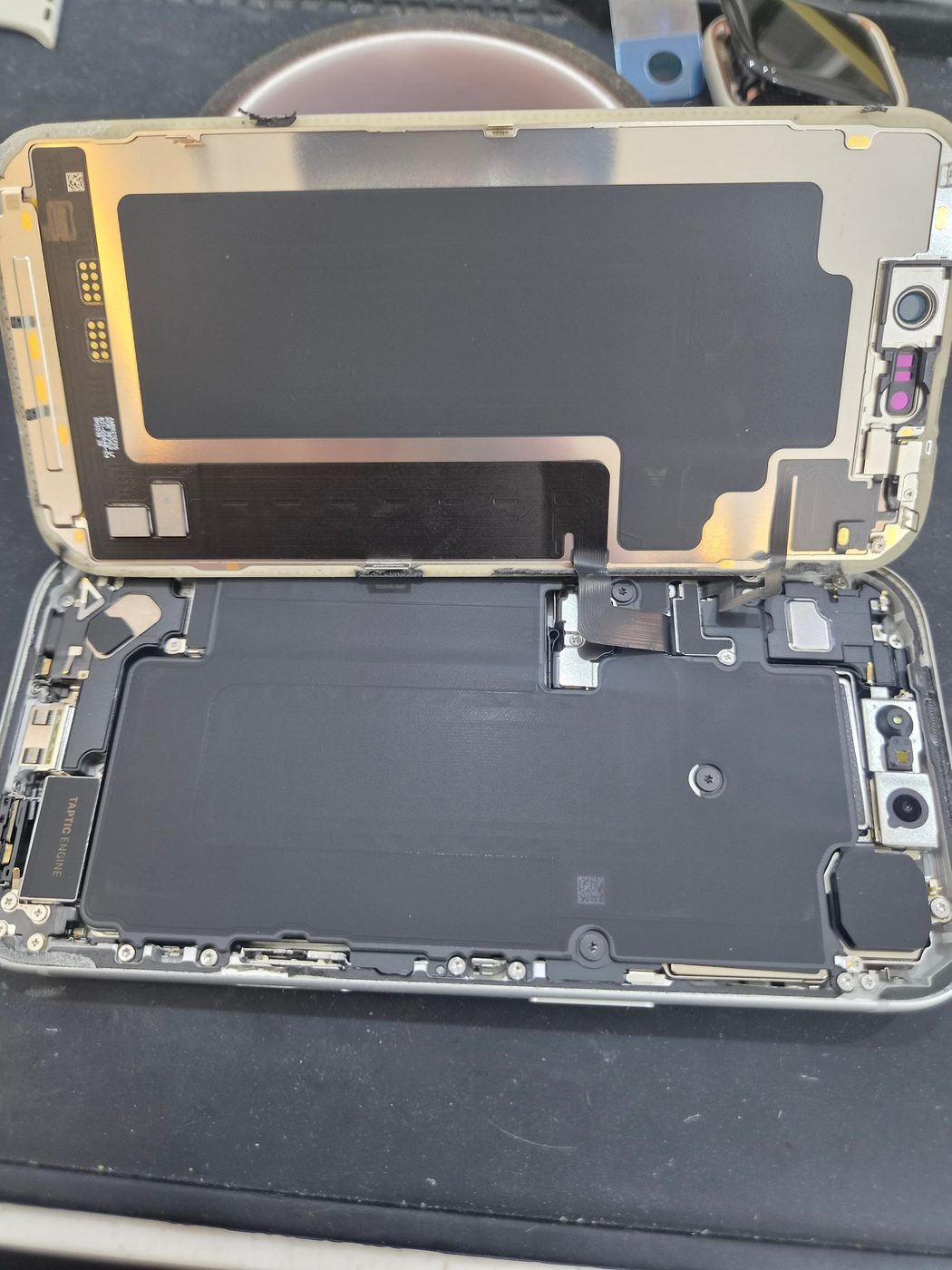 아이폰 iPhone 17 Pro 내부 분해 — 정밀 작업 단계
