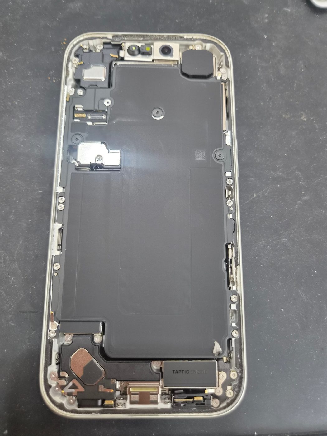 아이폰 iPhone 17 Pro 수리 작업 중 — 다올리페어 직영점 진행