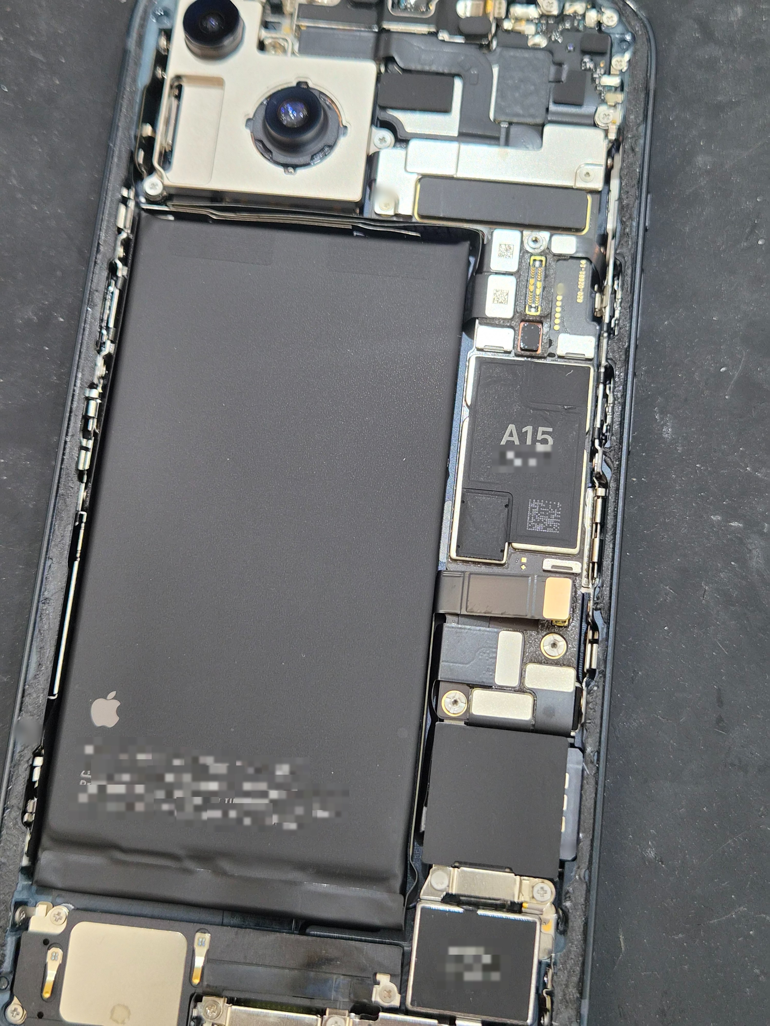 아이폰 iPhone 14 내부 분해 — 정밀 작업 단계