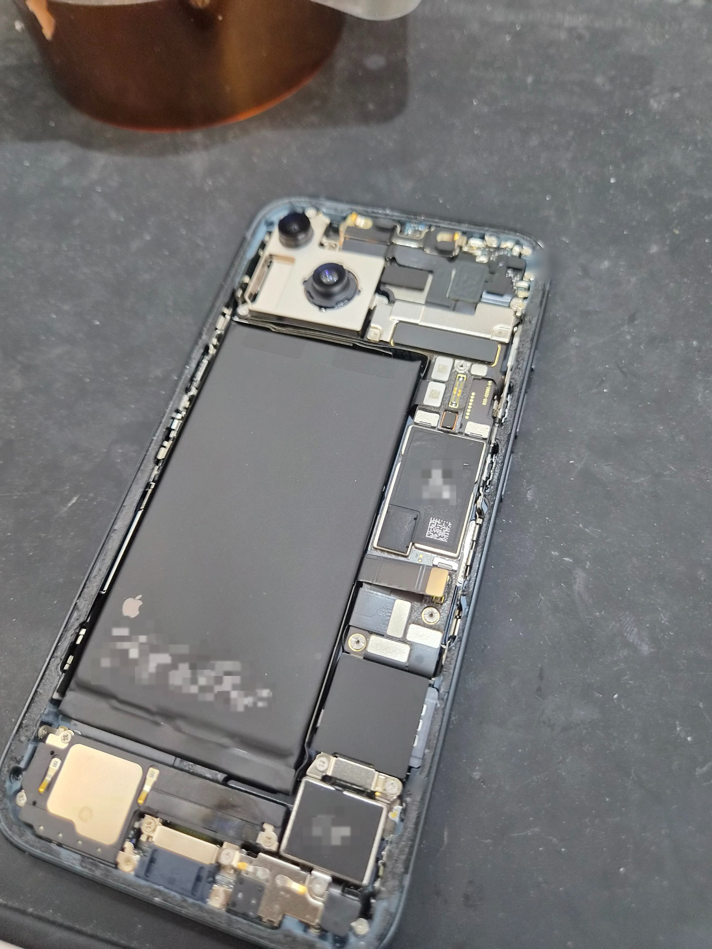 아이폰 iPhone 14 수리 작업 중 — 다올리페어 직영점 진행