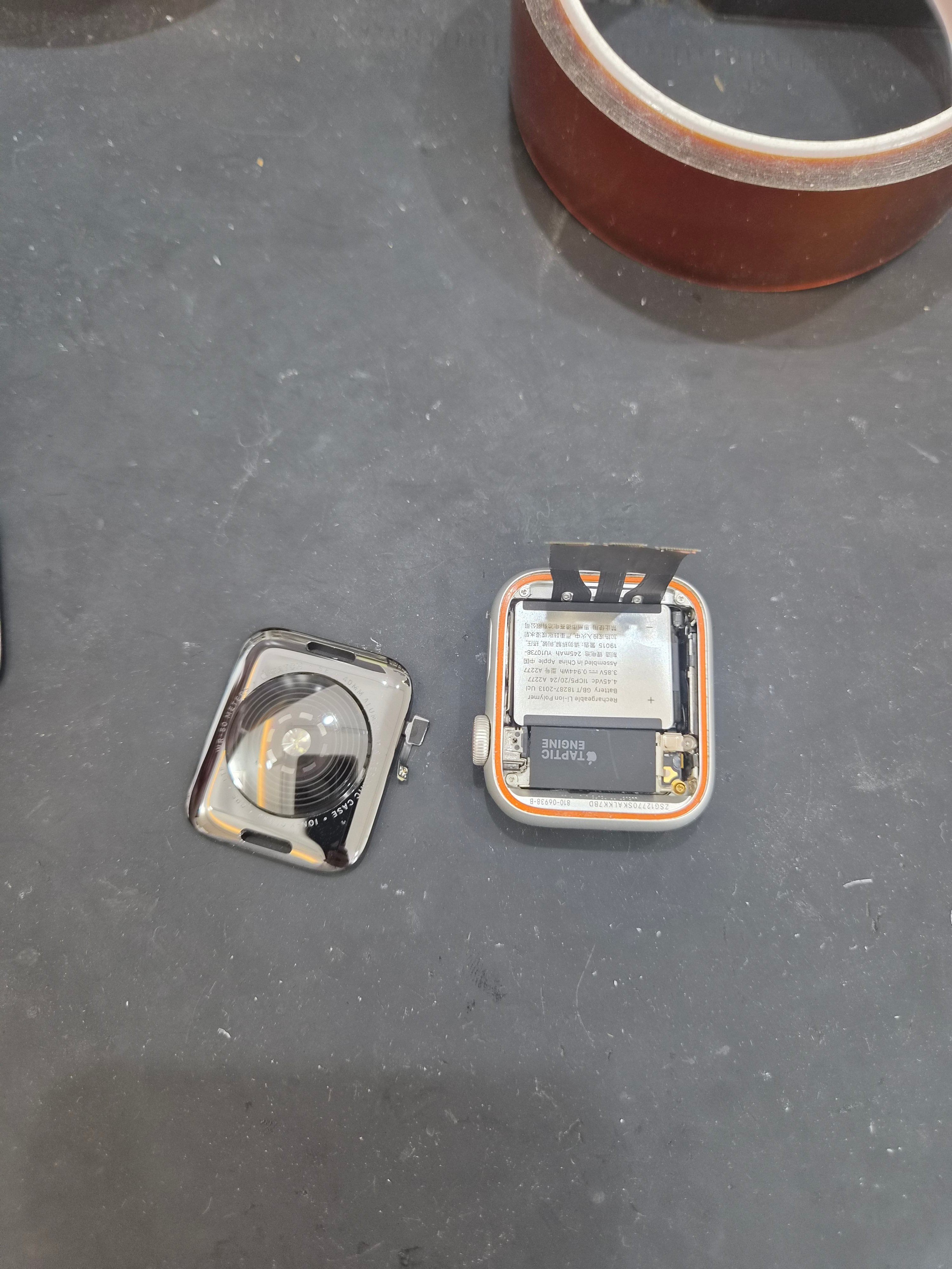 애플워치 Apple Watch SE (1세대) 수리 작업 중 — 다올리페어 직영점 진행