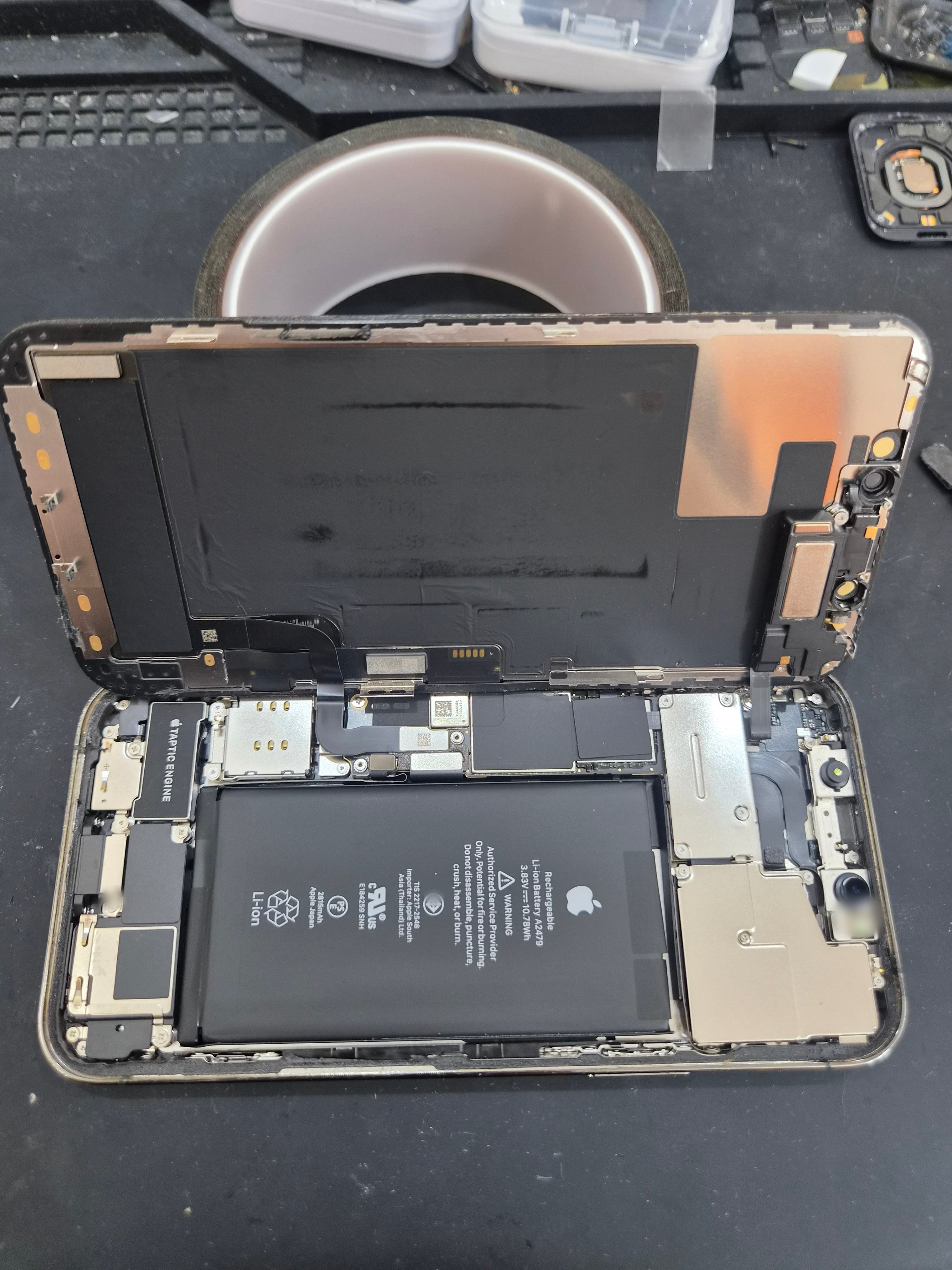 아이폰 iPhone 12 Pro 내부 분해 — 정밀 작업 단계