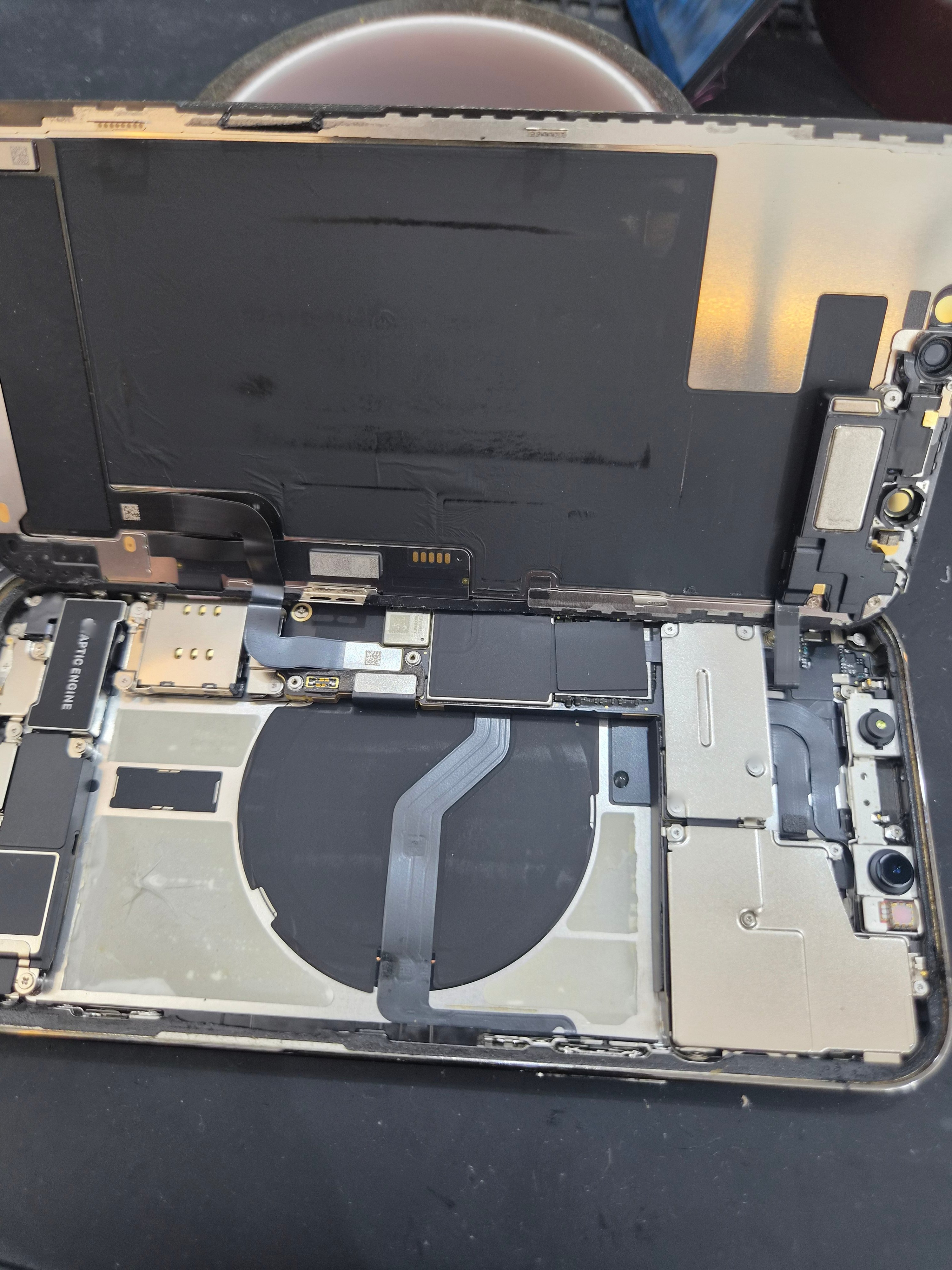 아이폰 iPhone 12 Pro 수리 작업 중 — 다올리페어 직영점 진행