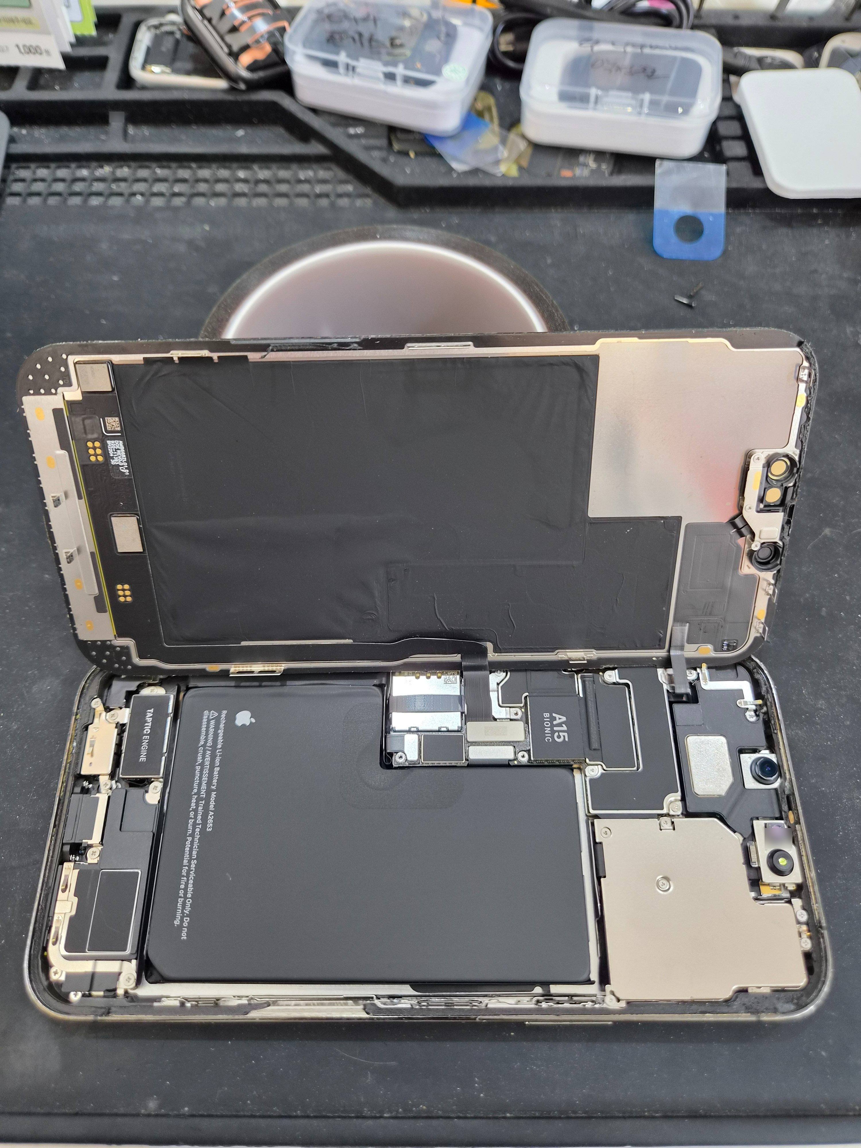 아이폰 13 프로 맥스 (iPhone 13 Pro Max) 후면 유리 단독 교체 내부 분해 — 정밀 작업 단계