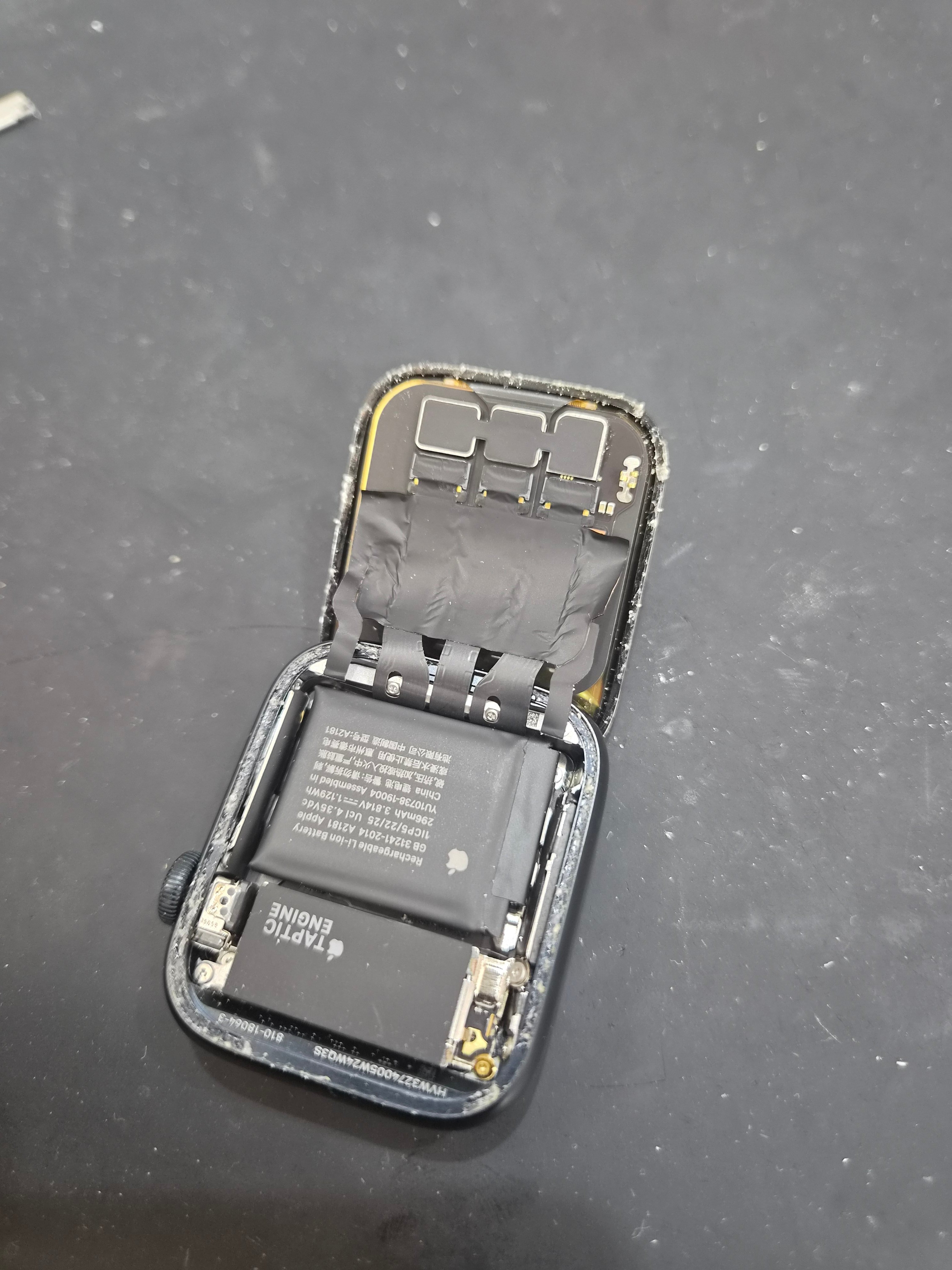 애플워치 Apple Watch SE (2세대) 내부 분해 — 정밀 작업 단계