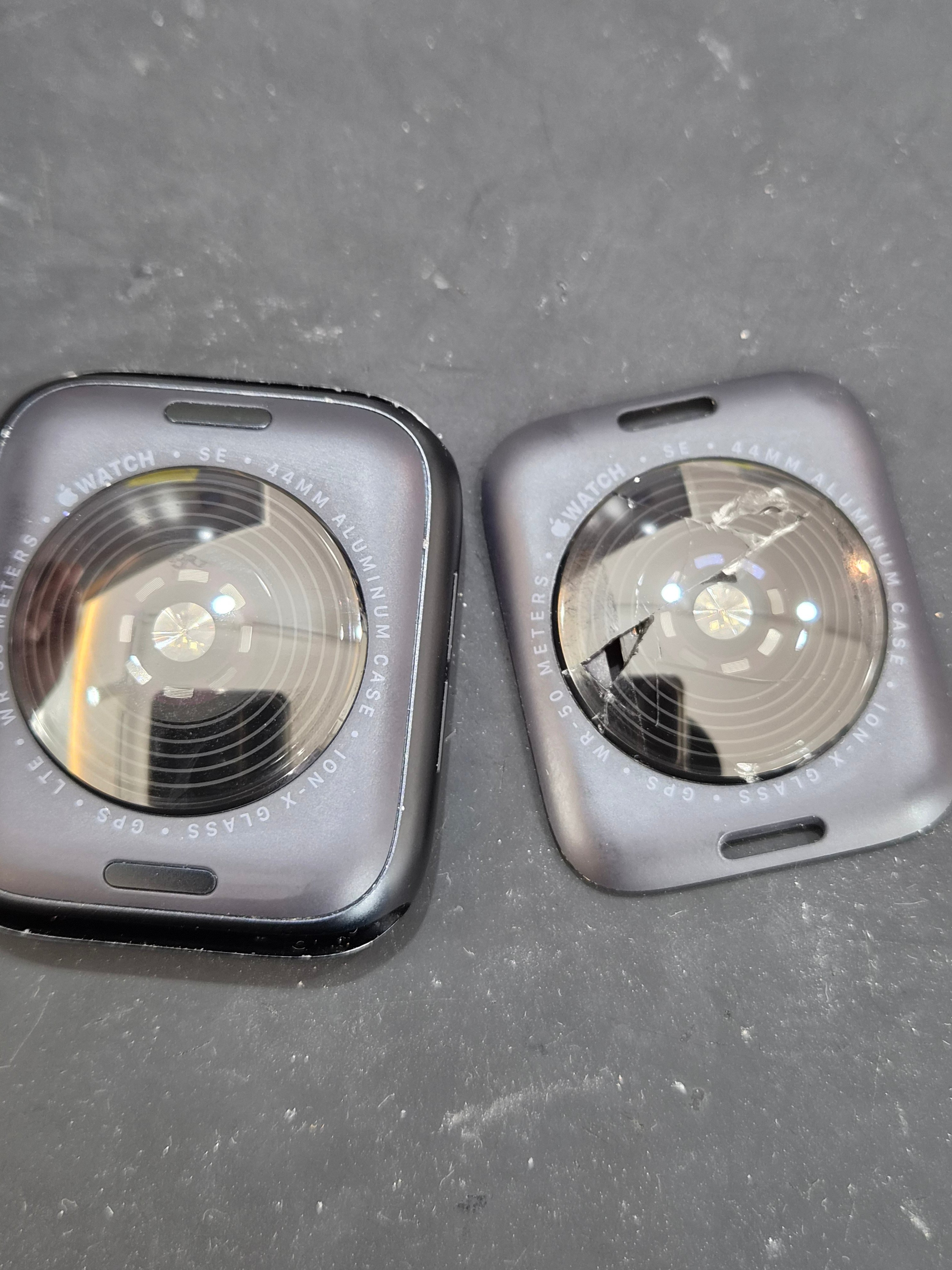 애플워치 Apple Watch SE (2세대) 수리 작업 중 — 다올리페어 직영점 진행