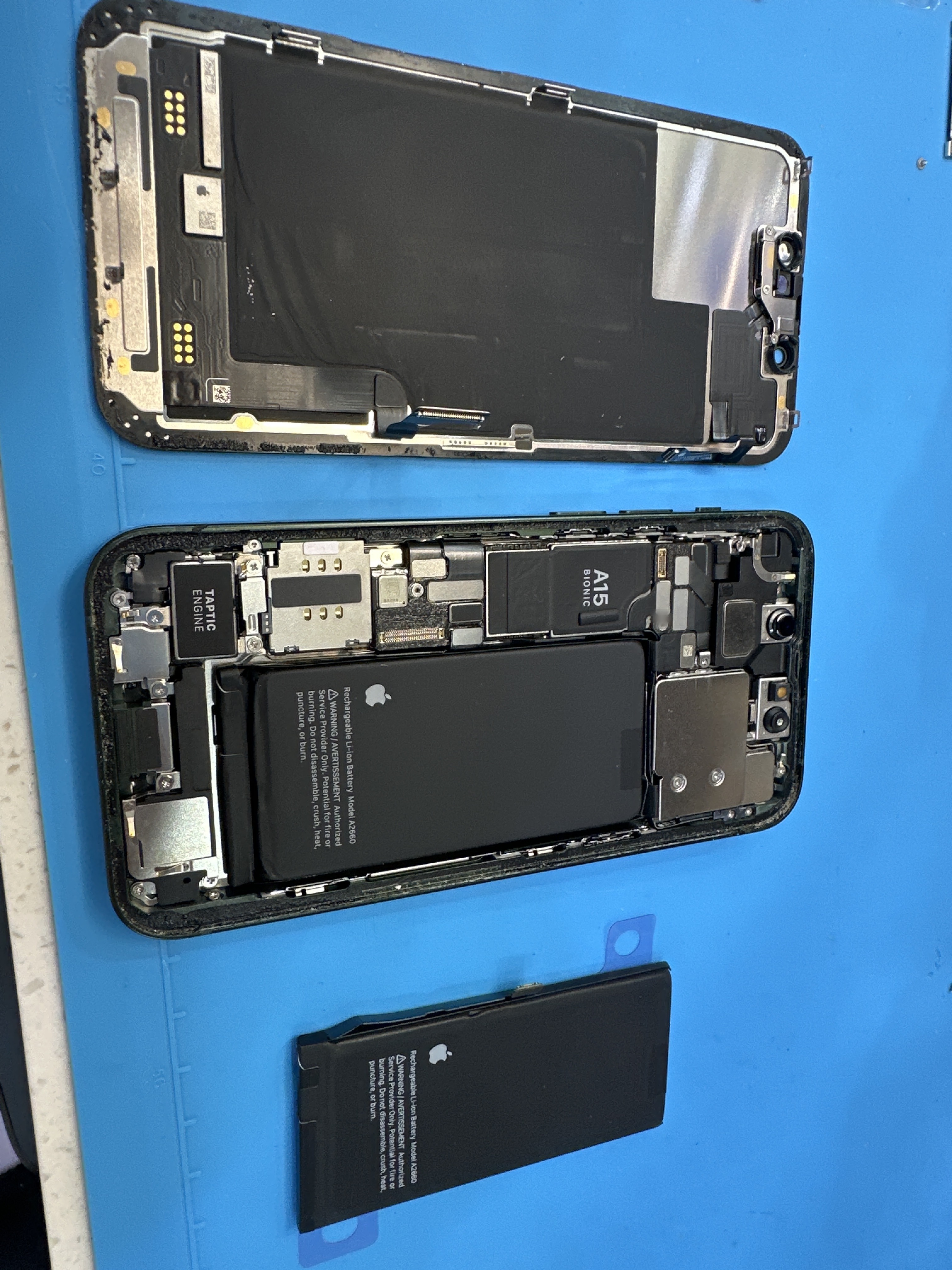 아이폰 13 미니 (iPhone 13 mini) 배터리 교체 후기 수리 작업 중 — 다올리페어 직영점 진행
