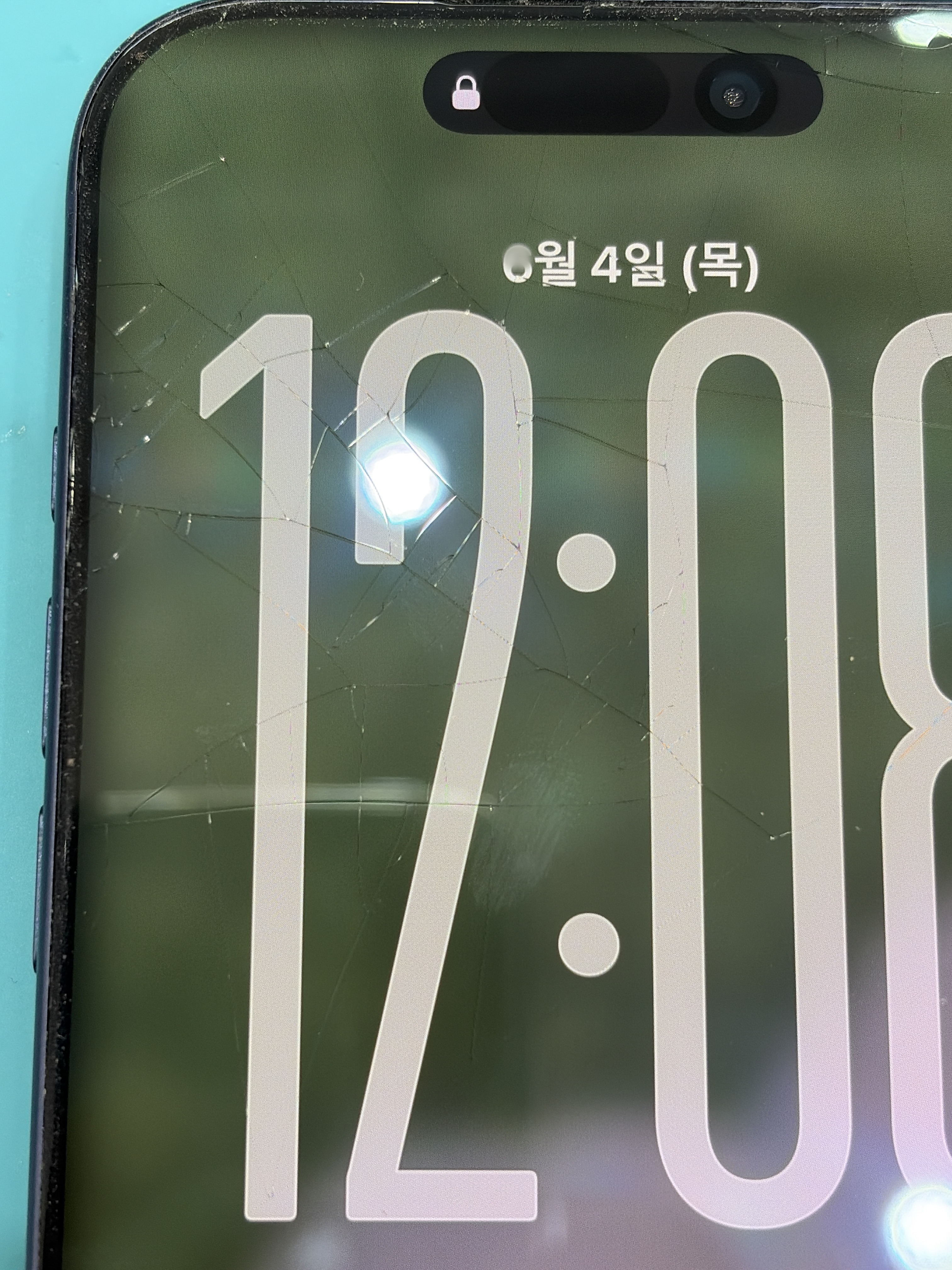 아이폰 17 Pro Max 수리 전 — 액정 깨짐