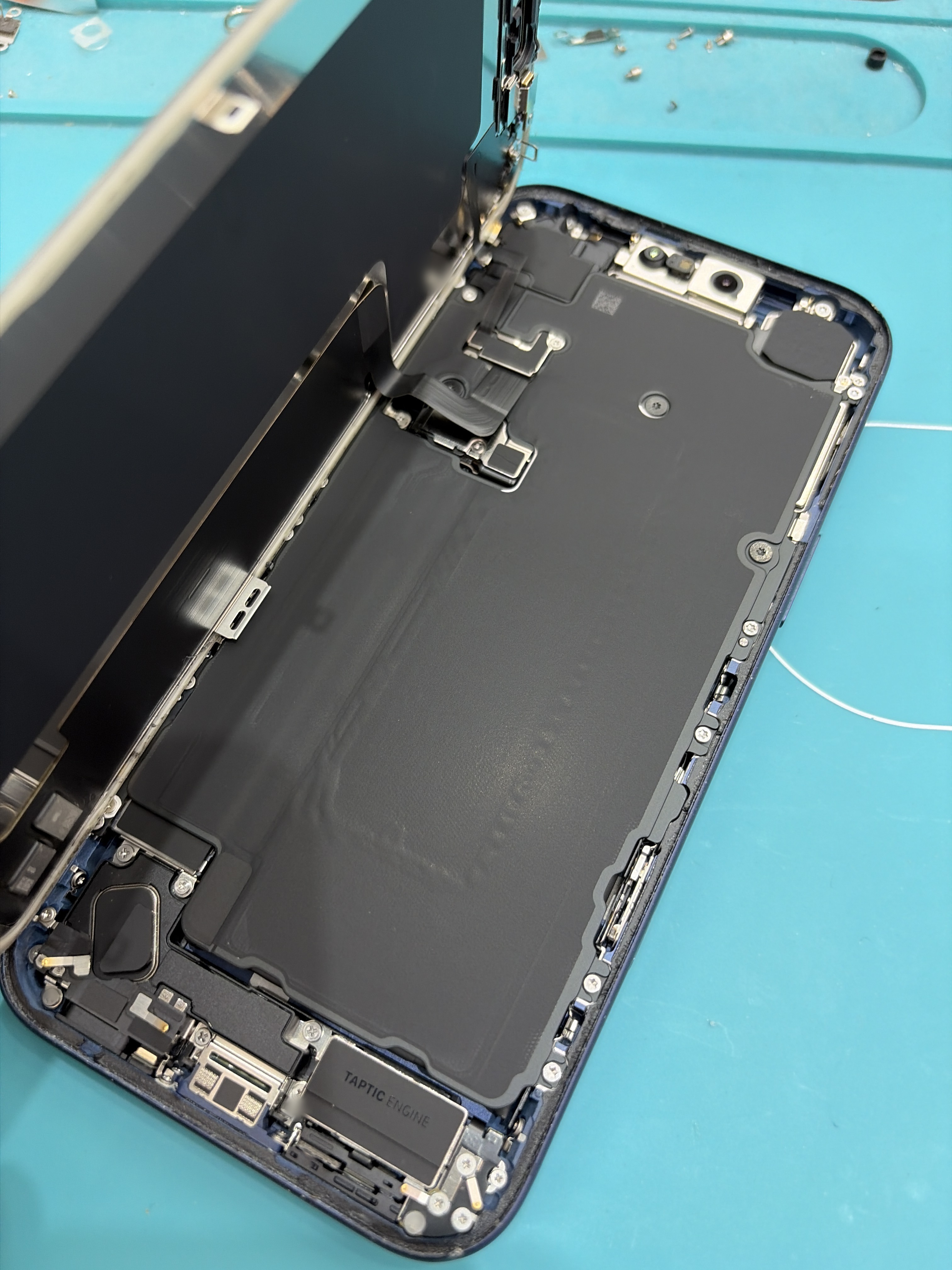 아이폰 17 Pro Max 내부 분해 — 정밀 작업 단계
