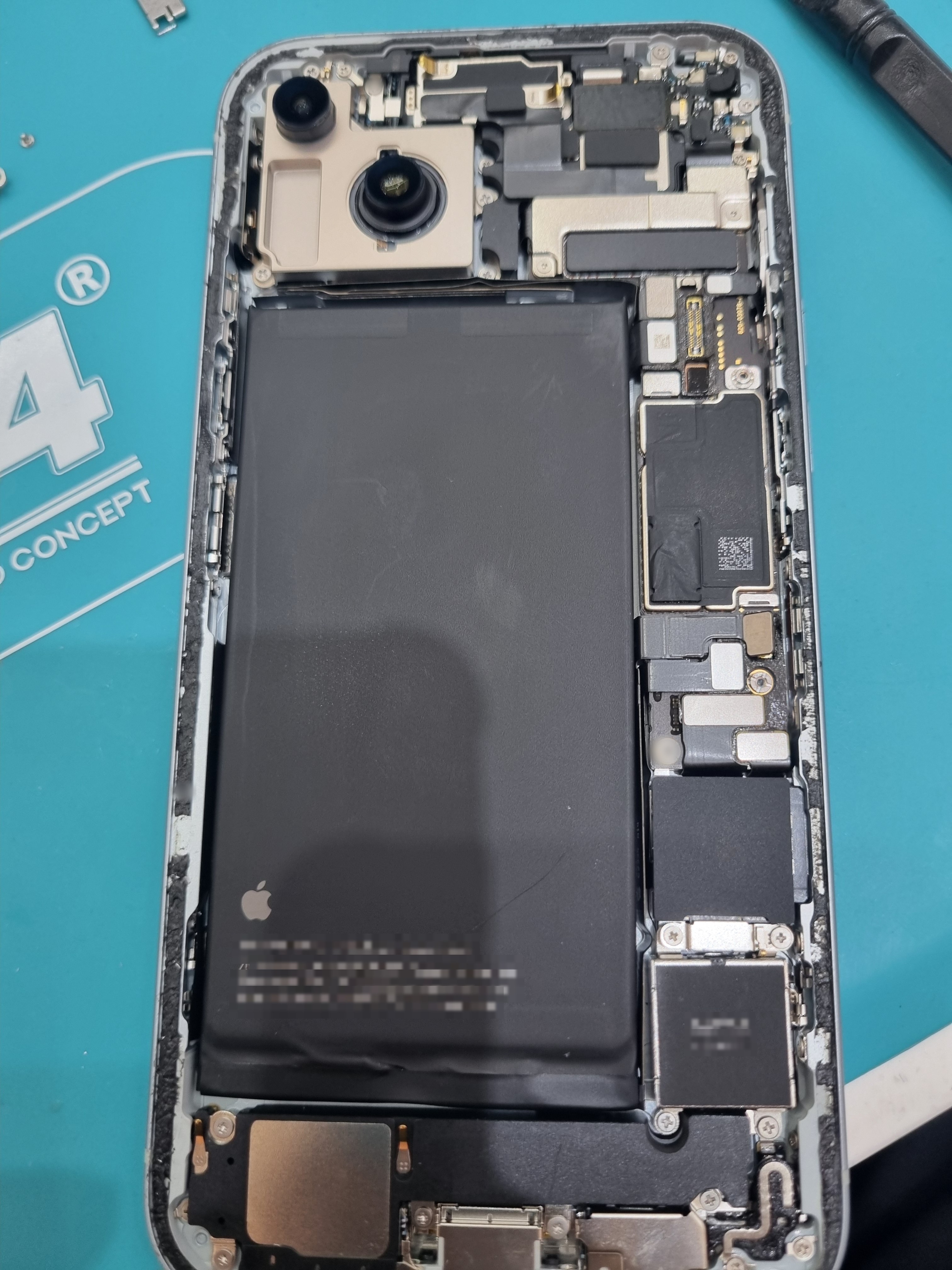 아이폰 15 플러스 (iPhone 15 Plus) 후면 유리 단독 교체 내부 분해 — 정밀 작업 단계