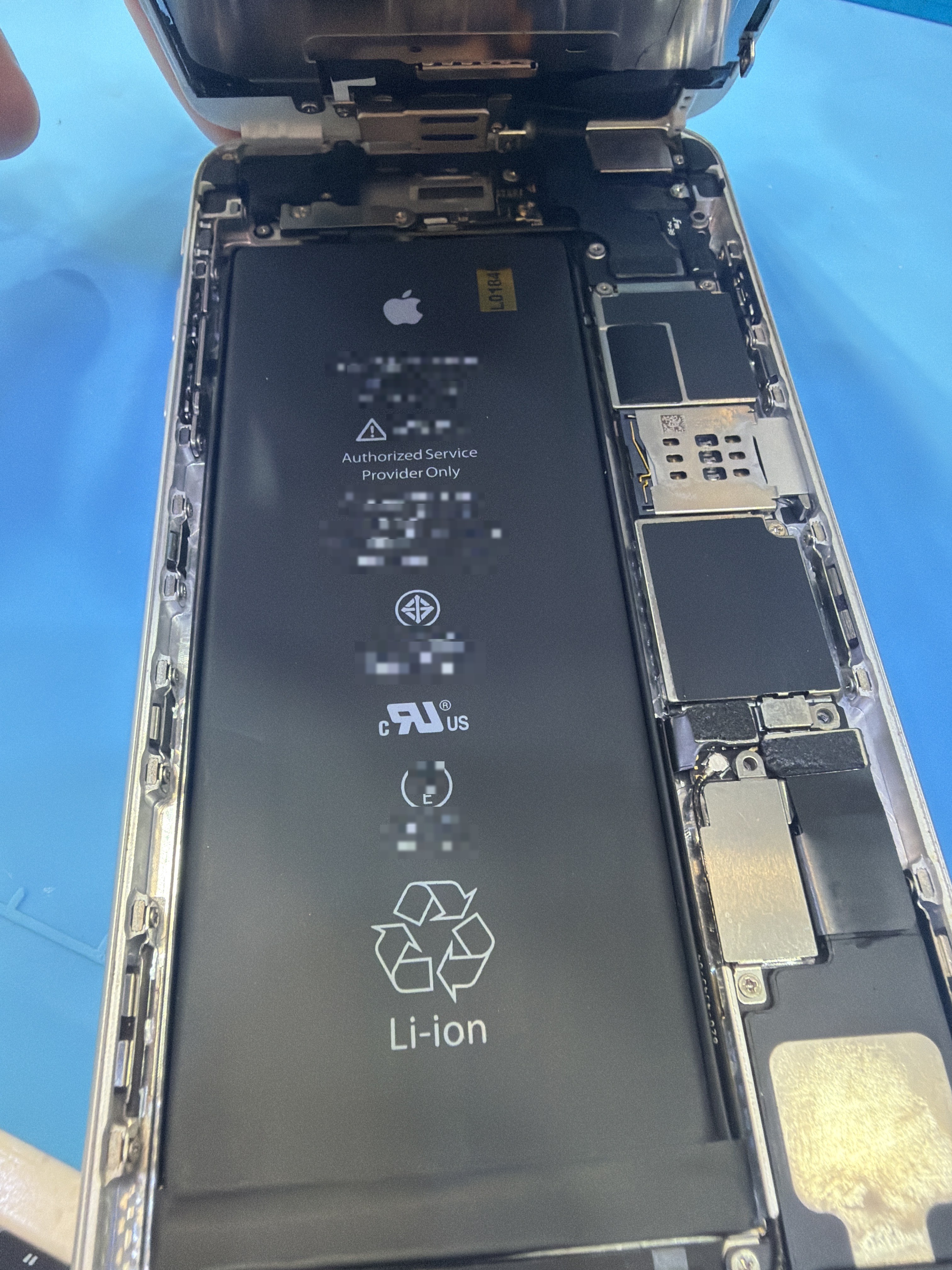 아이폰 6s Plus 수리 작업 중 — 다올리페어 직영점 진행