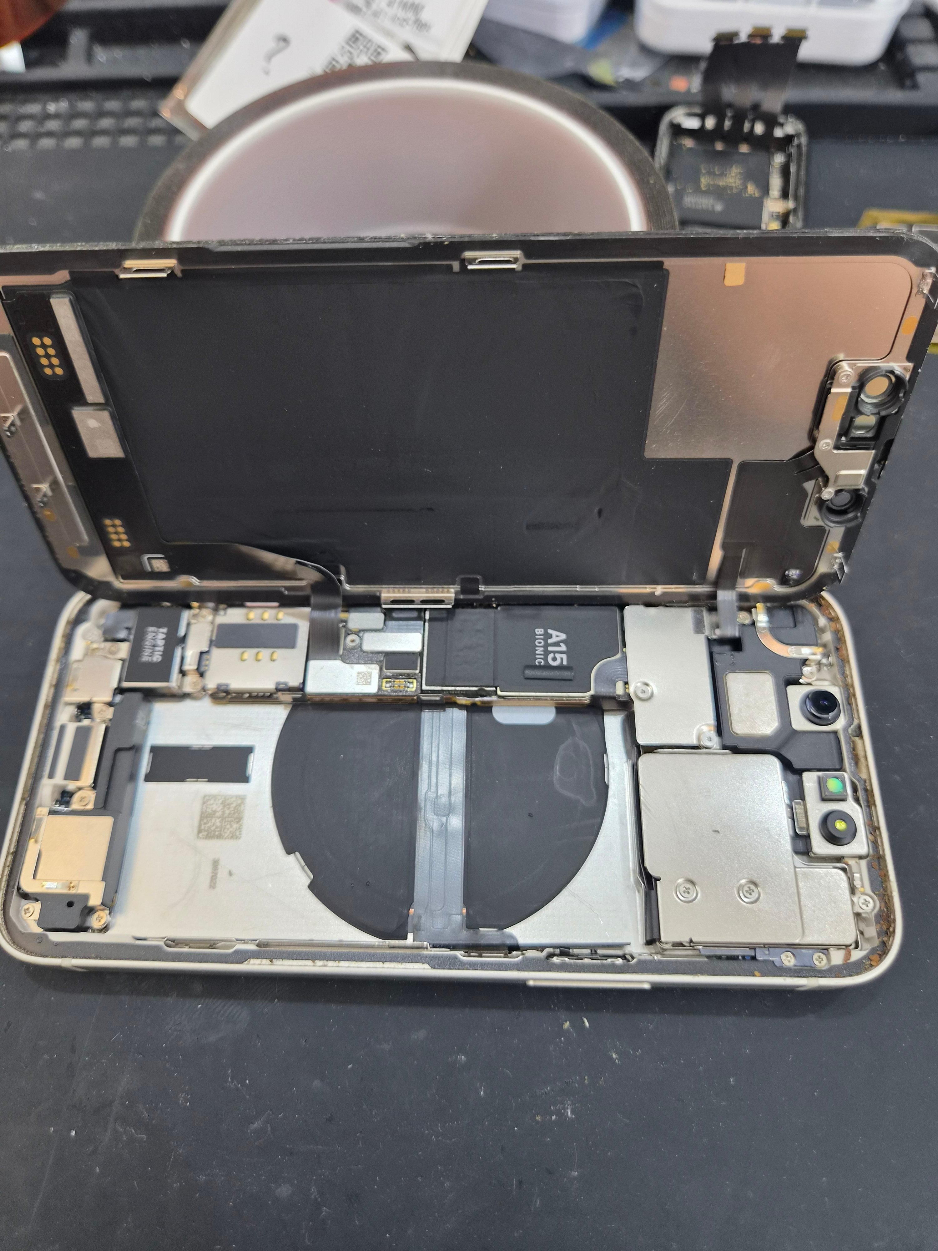 아이폰 iPhone 13 mini 내부 분해 — 정밀 작업 단계
