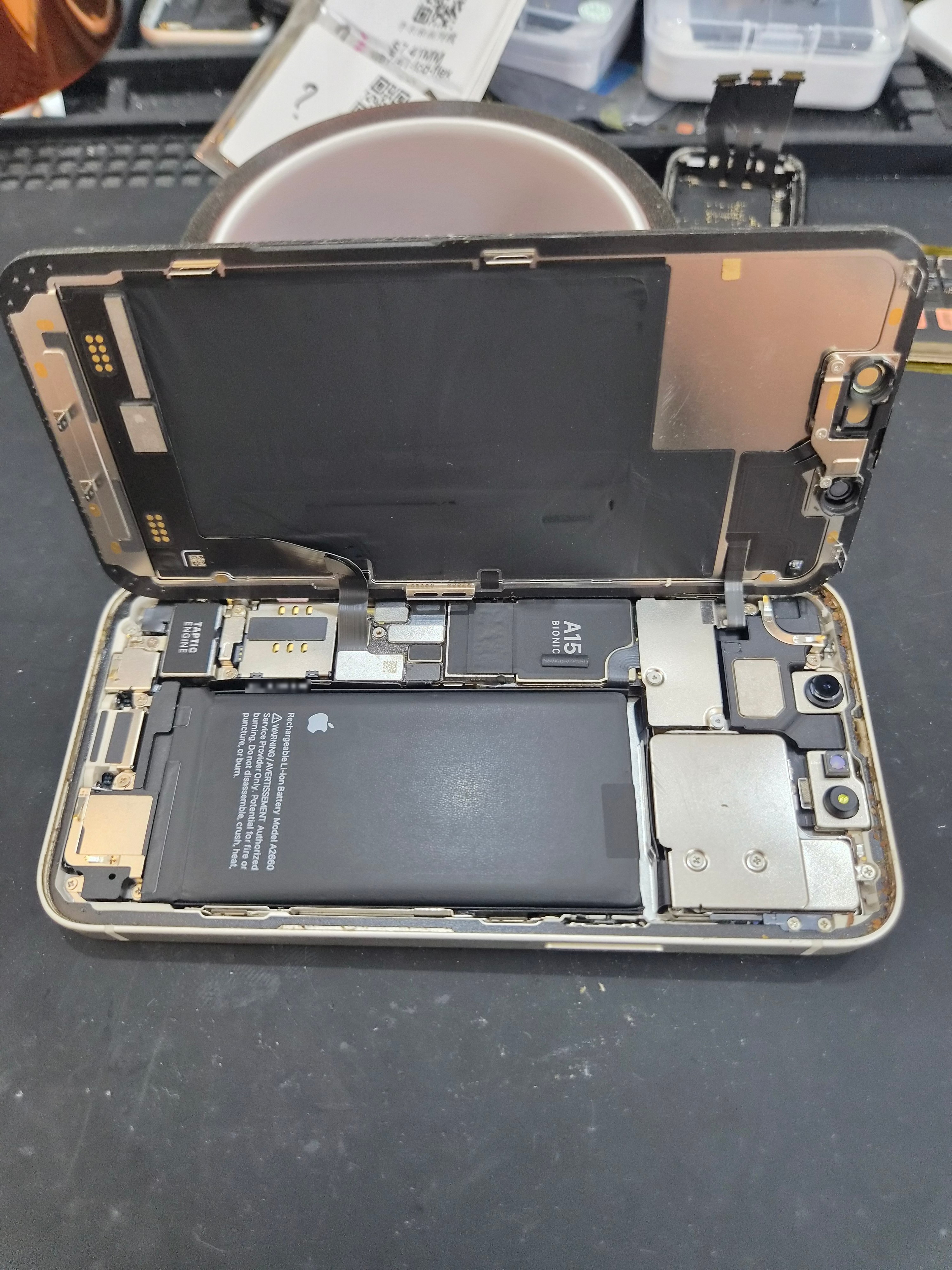 아이폰 iPhone 13 mini 수리 작업 중 — 다올리페어 직영점 진행