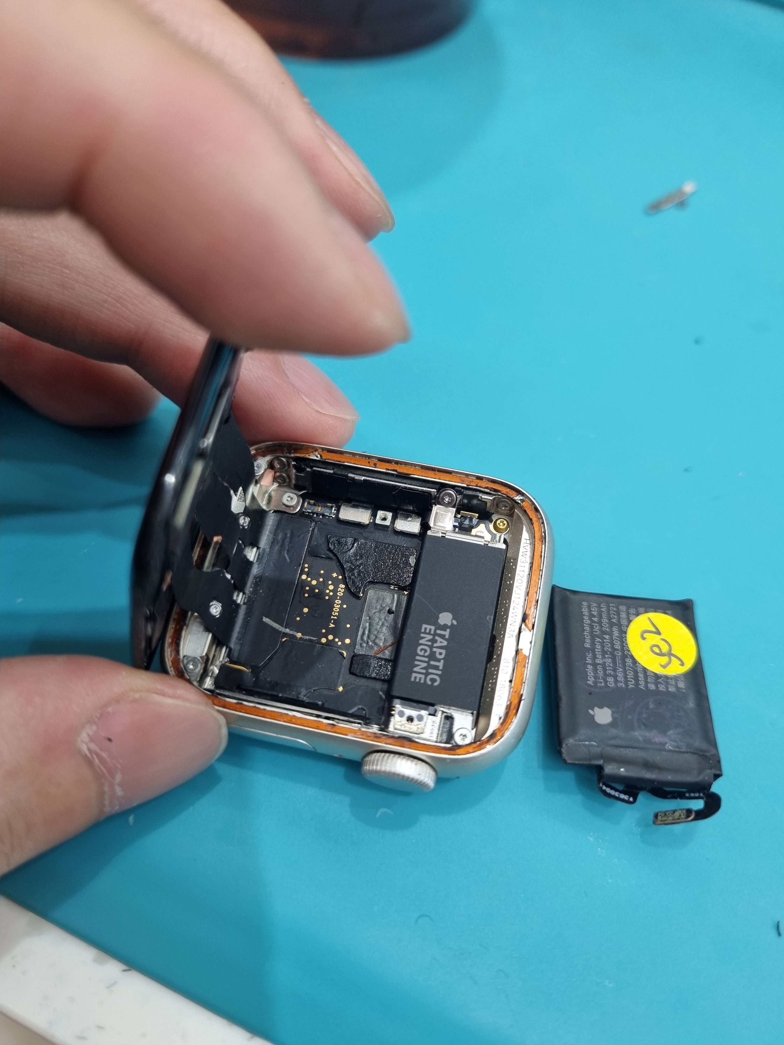 애플워치 SE2 (Apple Watch SE 2) 40mm 배터리 교체 비용 수리 작업 중 — 다올리페어 직영점 진행