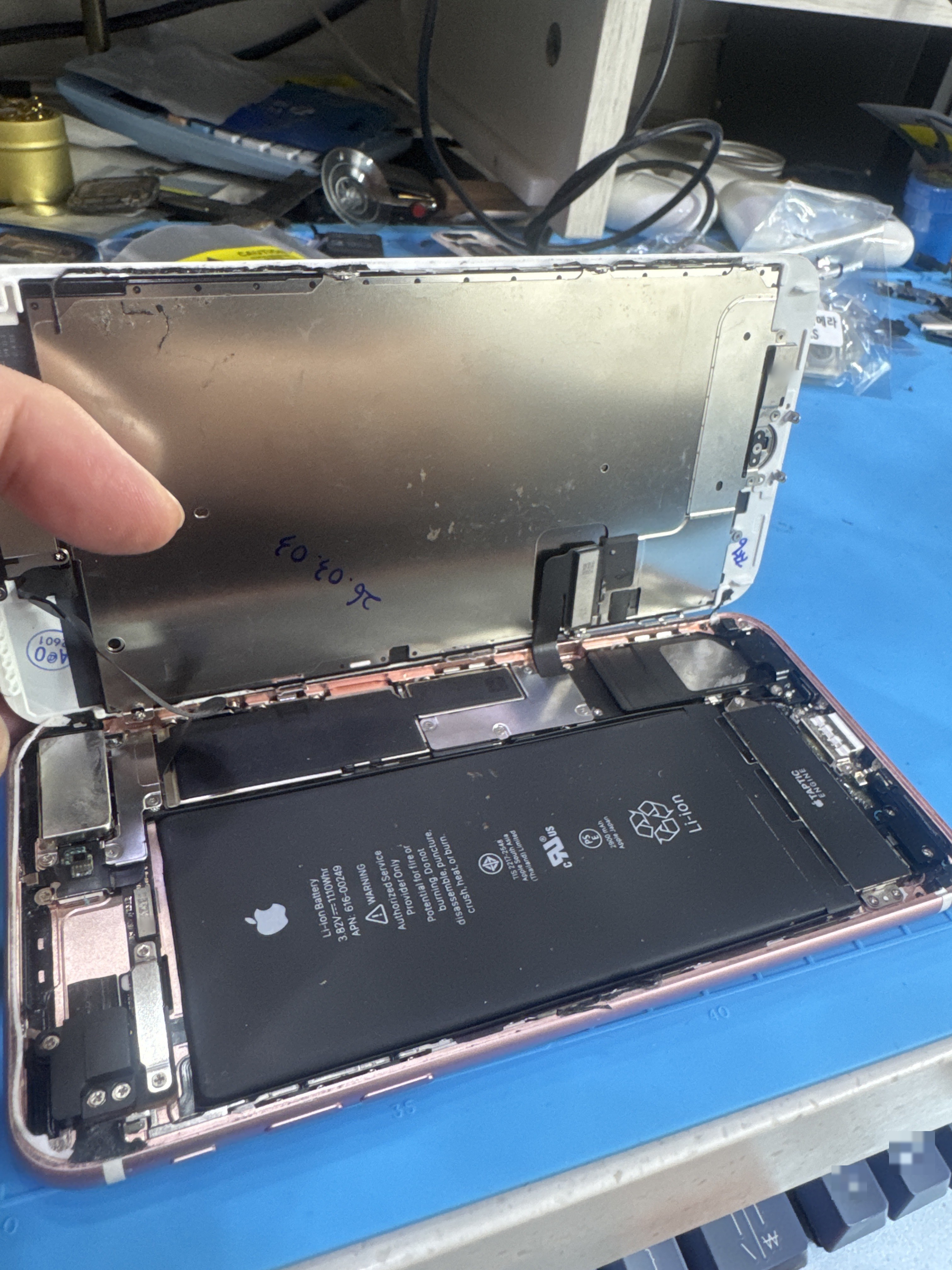 아이폰 iPhone 7 Plus 내부 분해 — 정밀 작업 단계