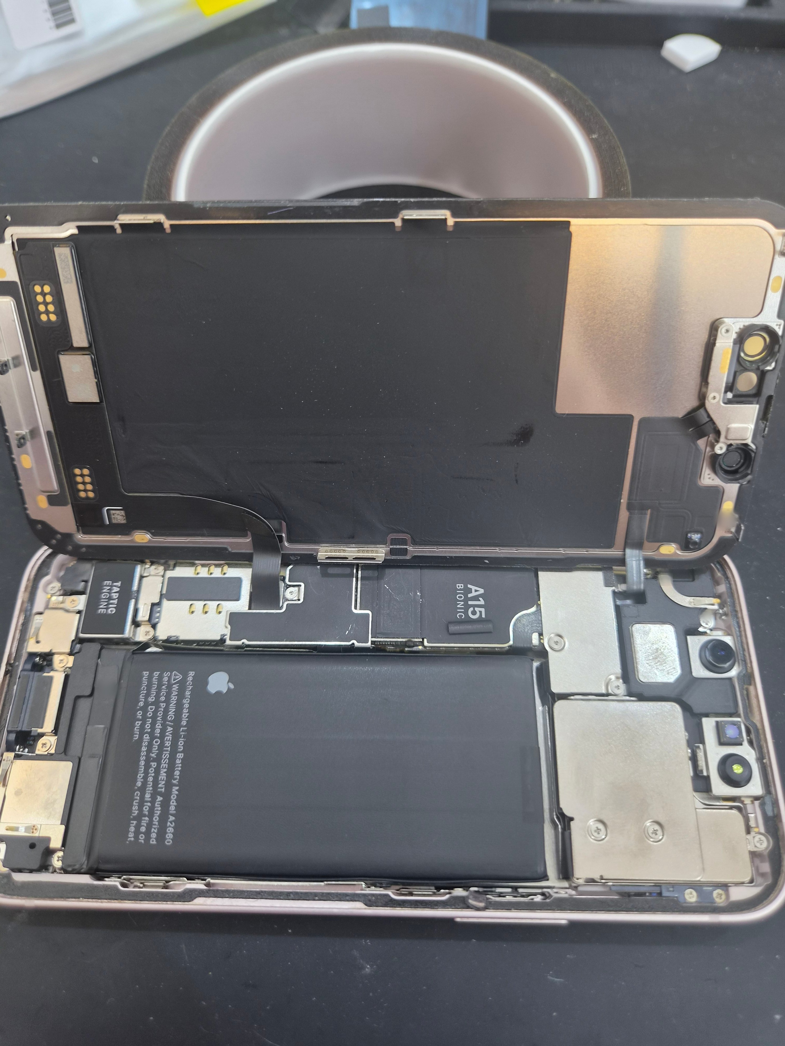 아이폰 iPhone 13 mini 내부 분해 — 정밀 작업 단계