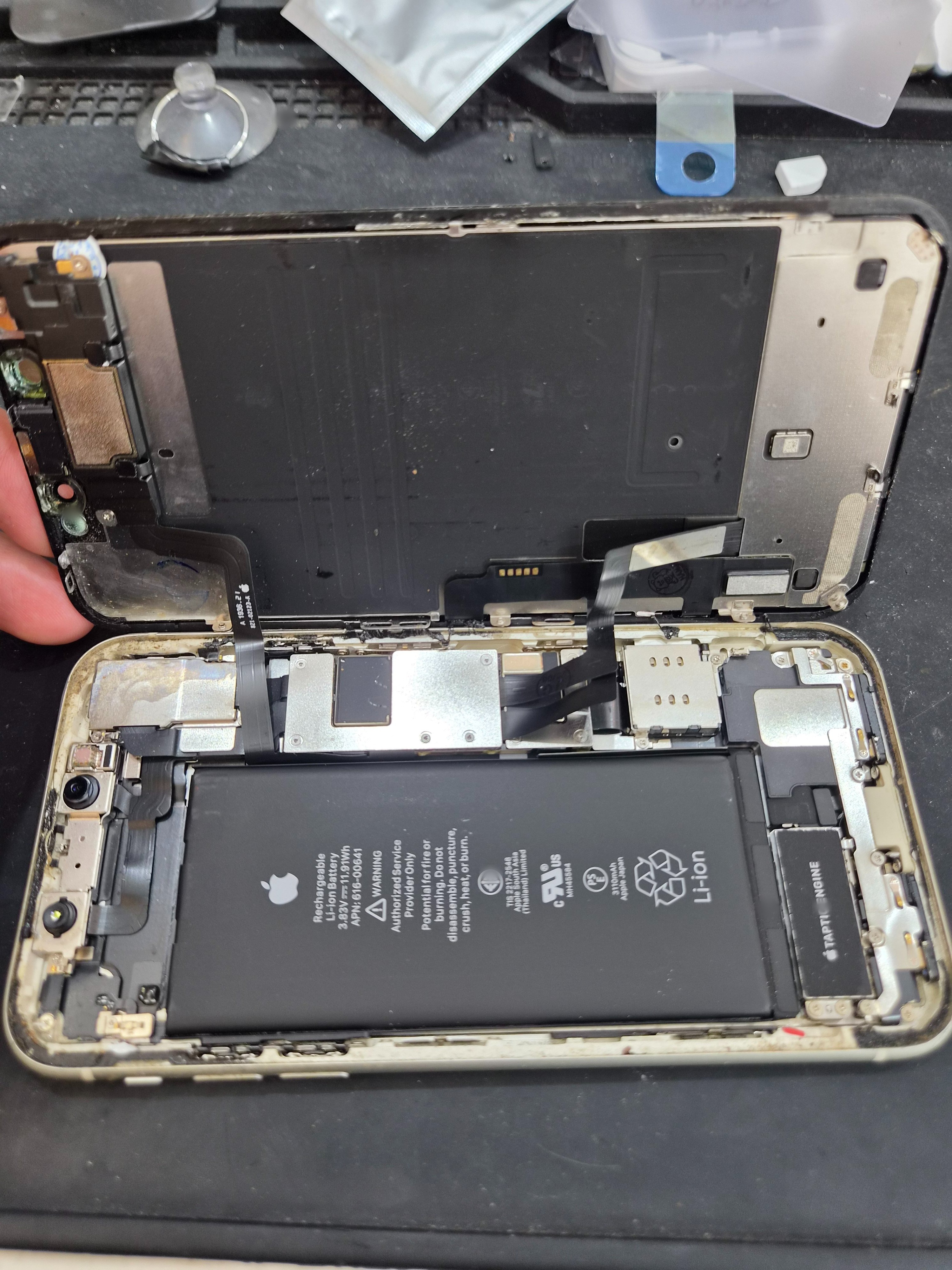 아이폰 11 (iPhone 11) 화면 깨짐 내부 분해 — 정밀 작업 단계