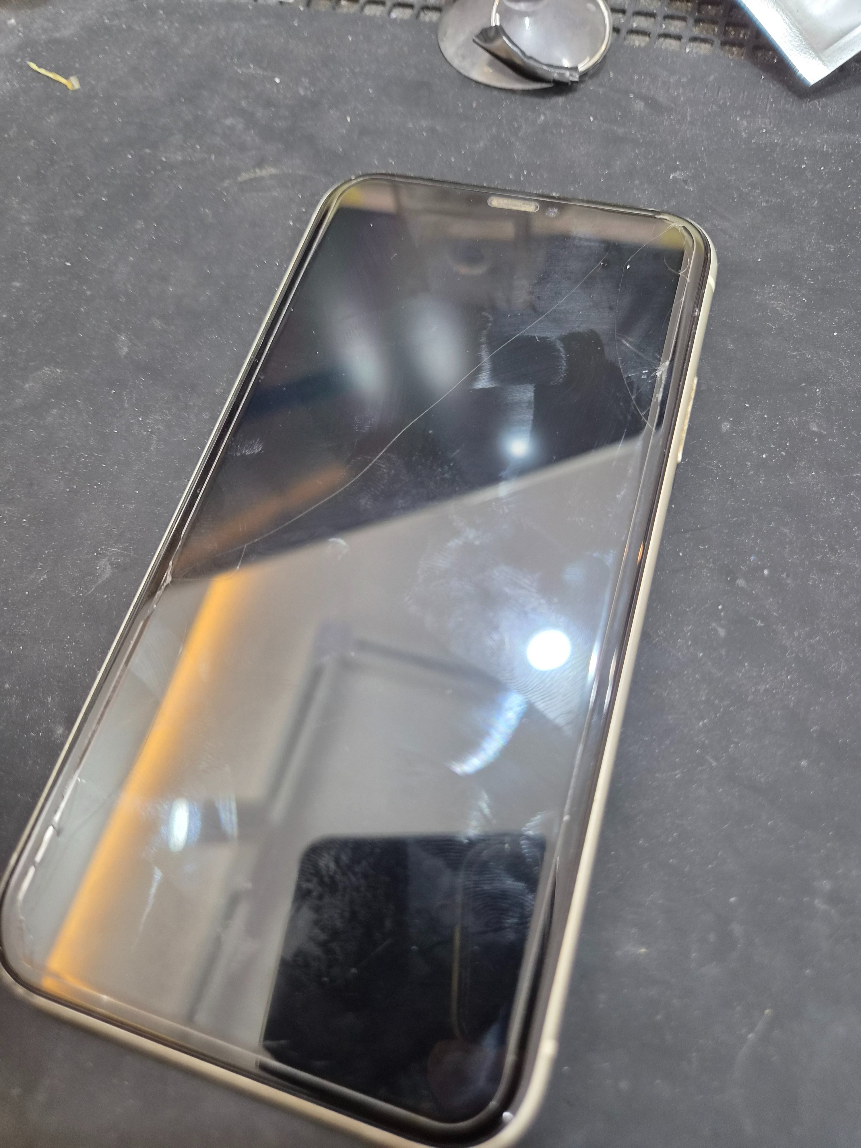 아이폰 11 (iPhone 11) 화면 깨짐 수리 작업 중 — 다올리페어 직영점 진행