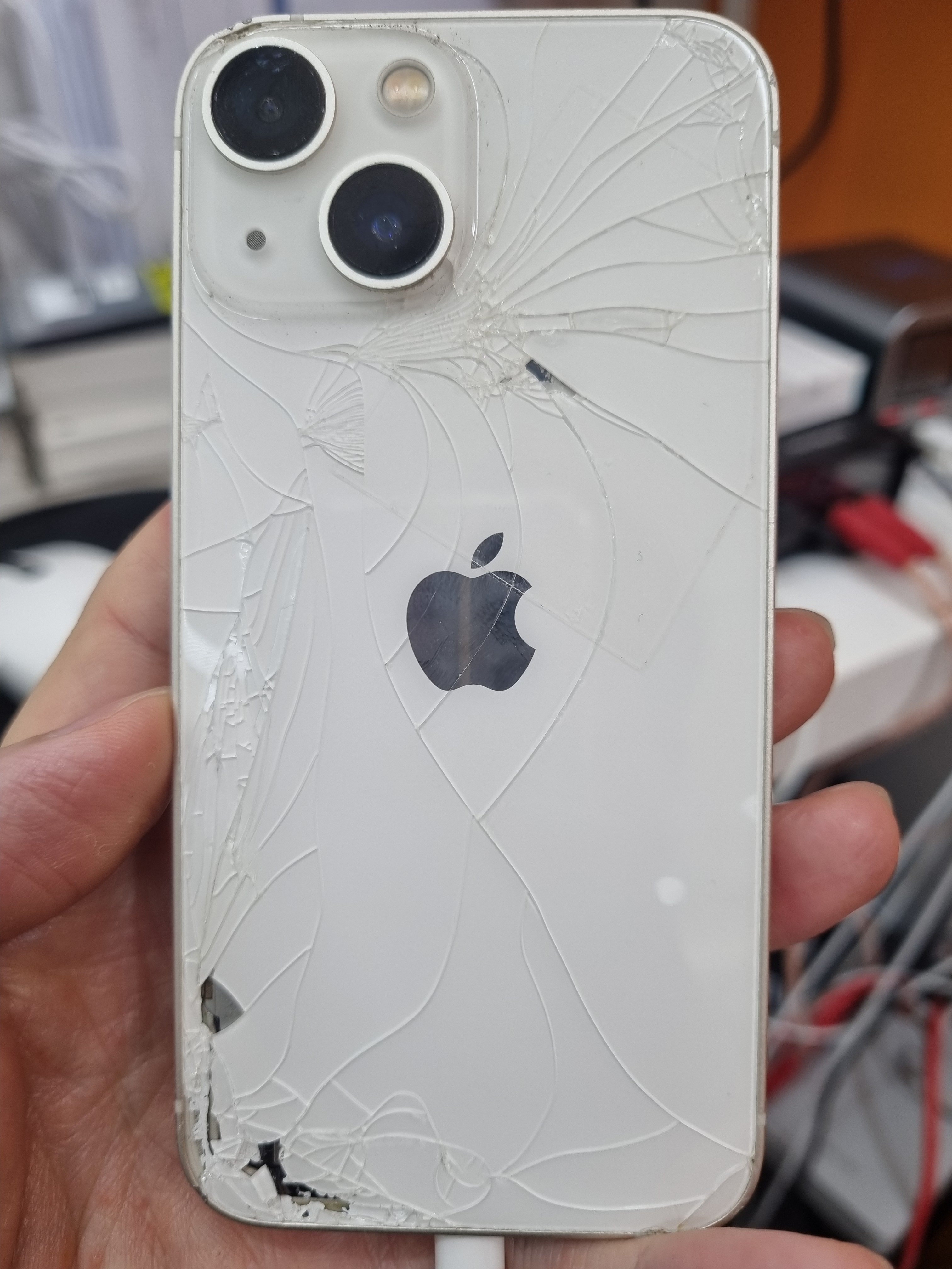 아이폰 iPhone 13 mini 수리 전 — 후면 유리 깨짐