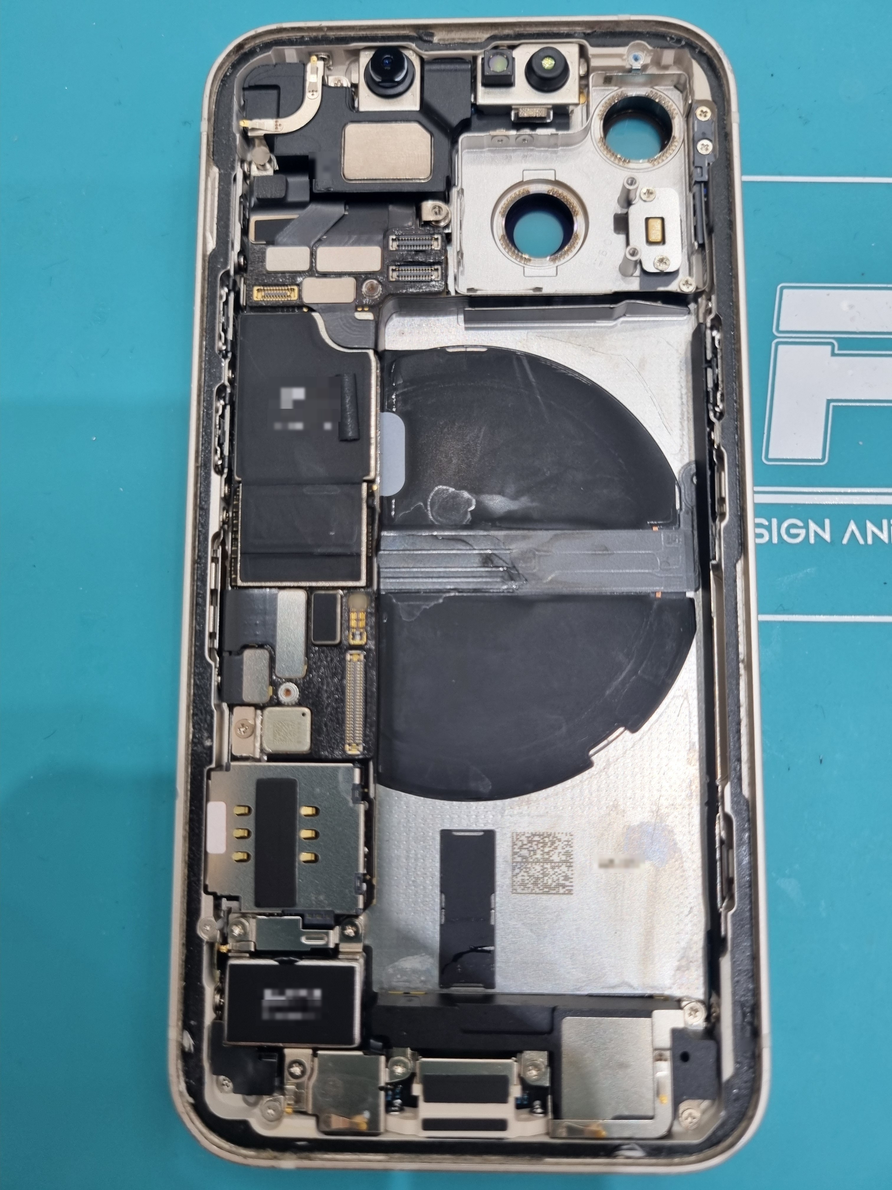 아이폰 iPhone 13 mini 내부 분해 — 정밀 작업 단계