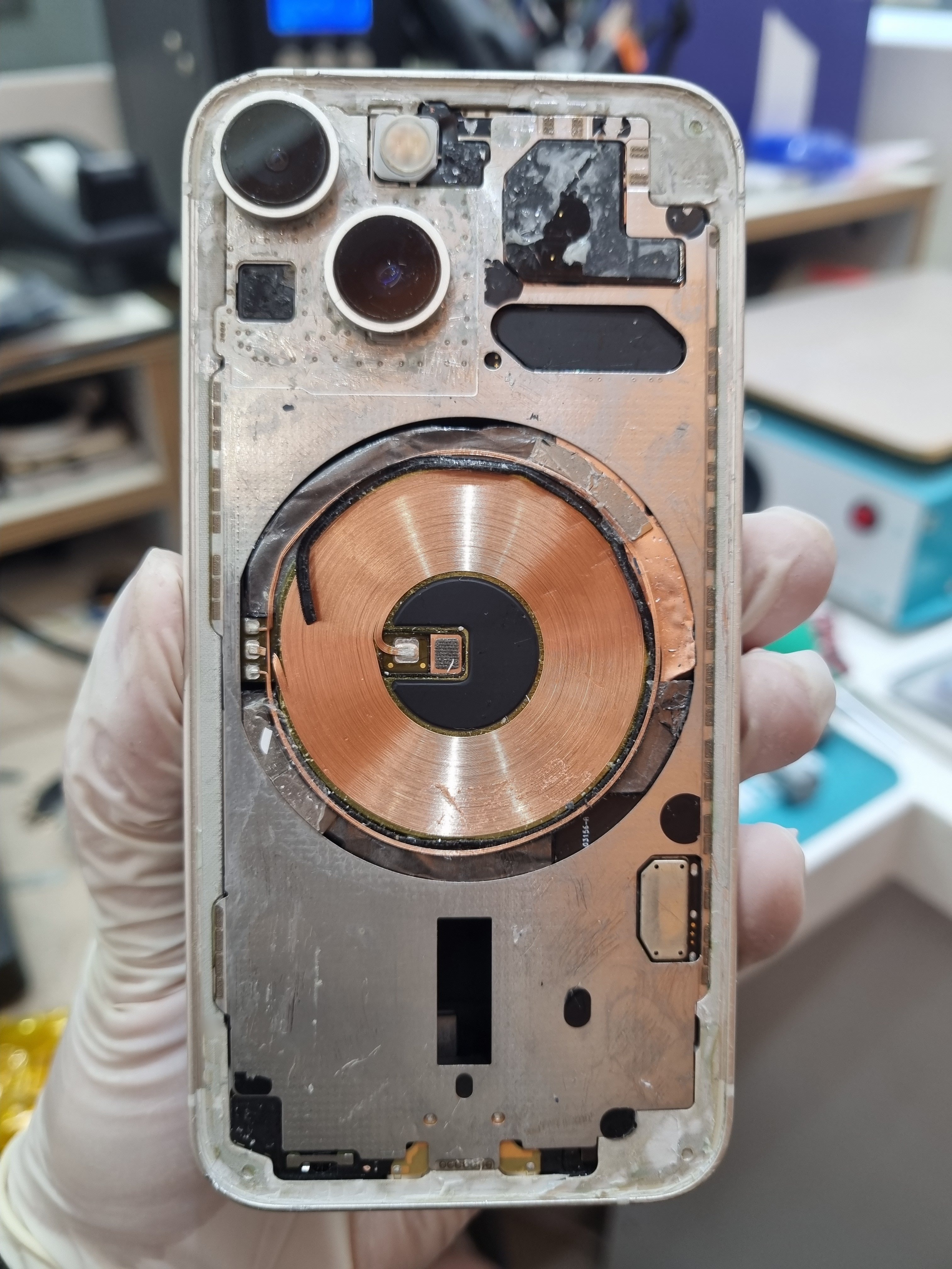 아이폰 iPhone 13 mini 수리 작업 중 — 다올리페어 직영점 진행