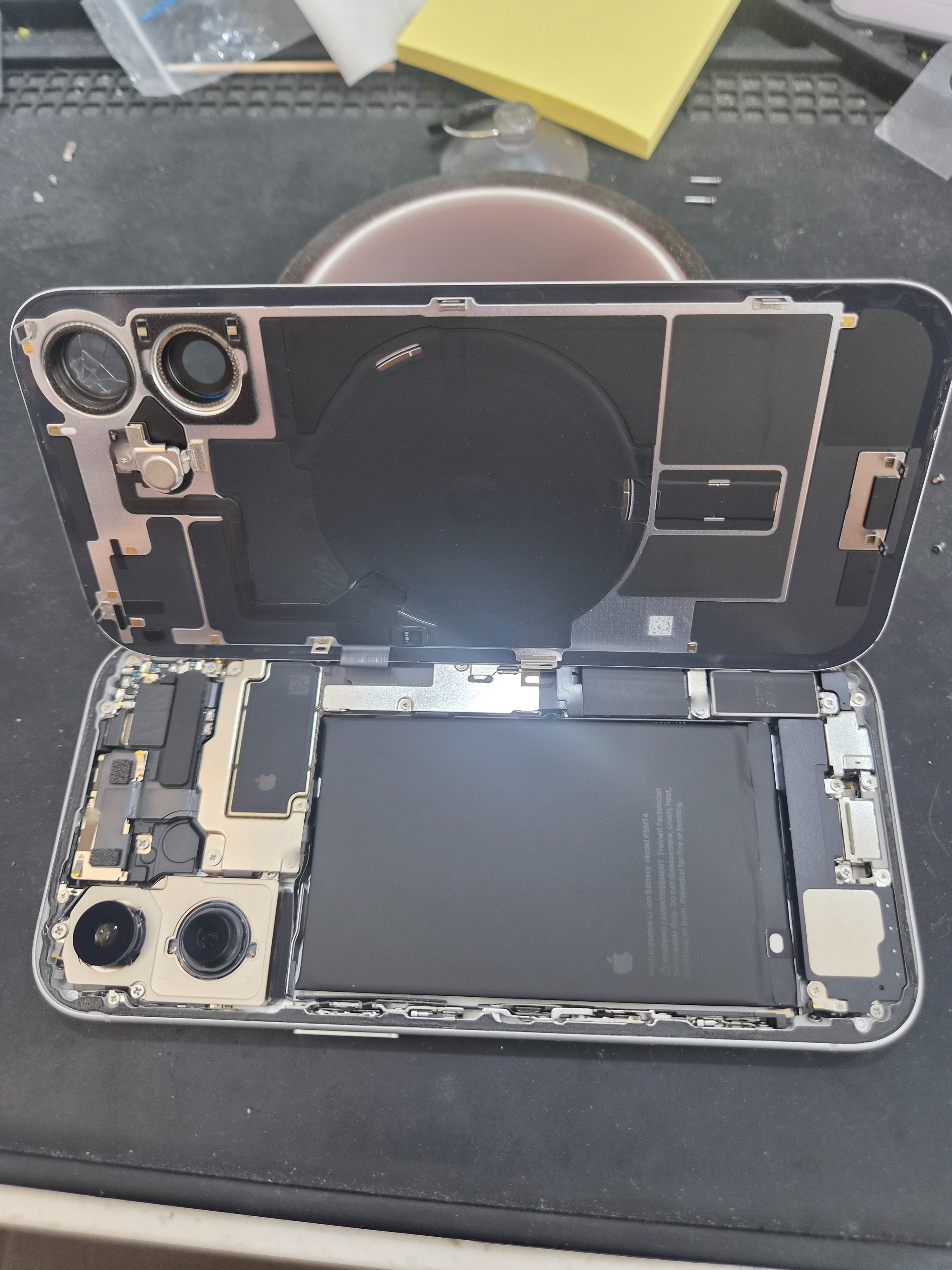 아이폰 iPhone 17 내부 분해 — 정밀 작업 단계