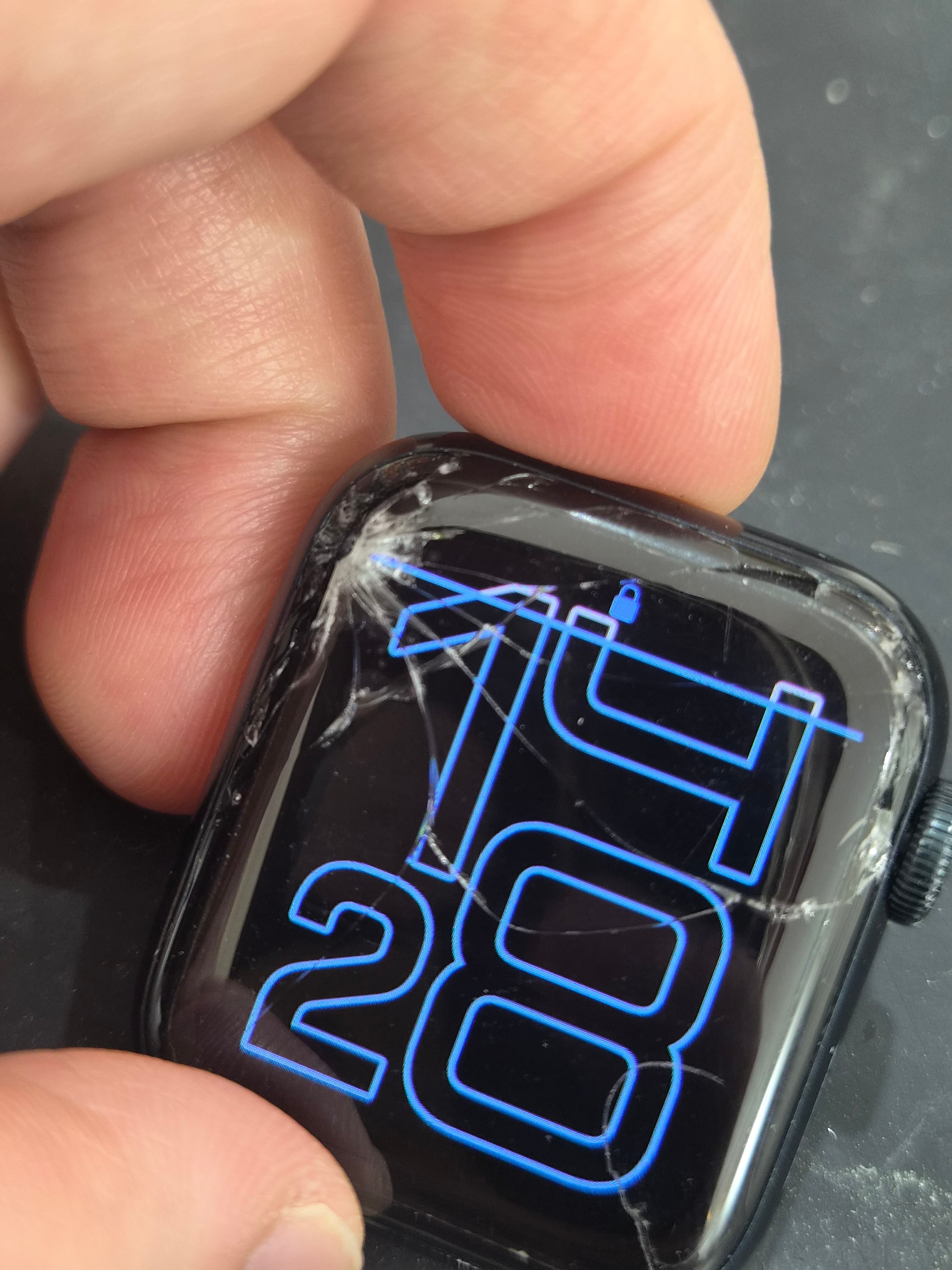 애플워치 Apple Watch SE (2세대) 수리 전 — 액정 깨짐