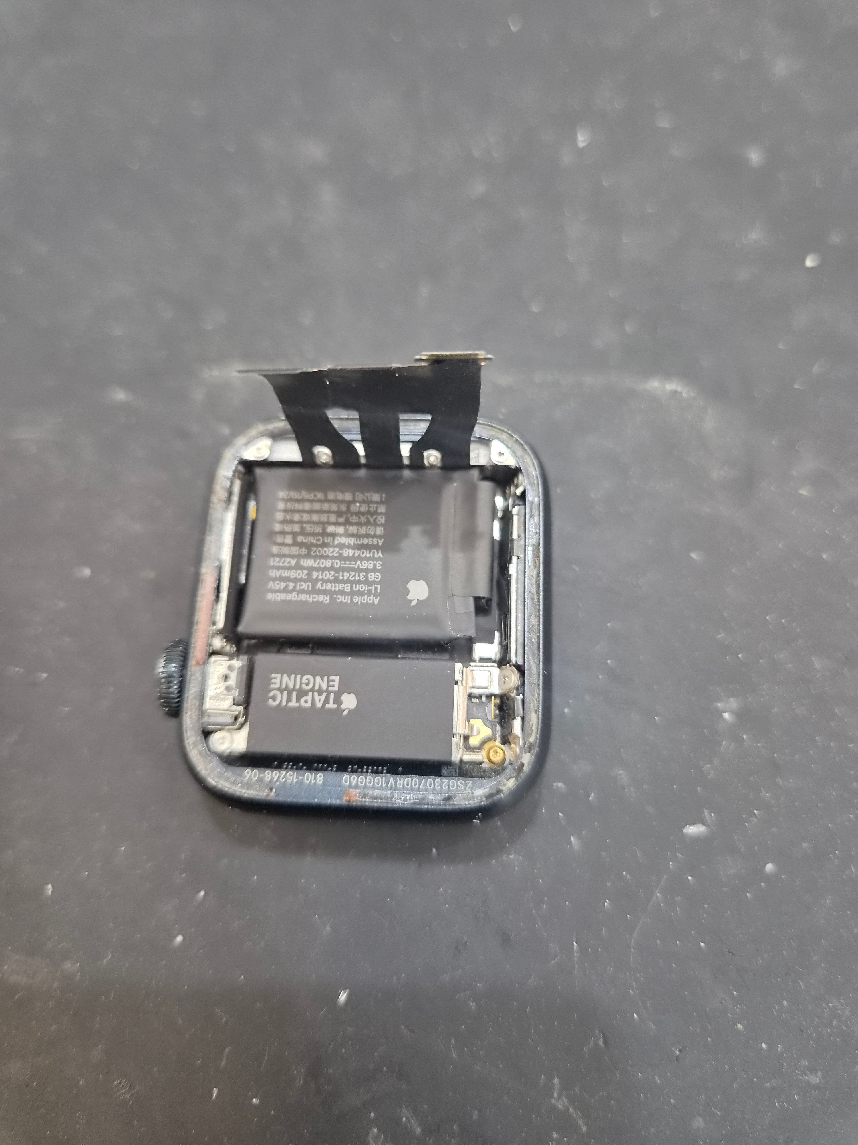 애플워치 Apple Watch SE (2세대) 내부 분해 — 정밀 작업 단계