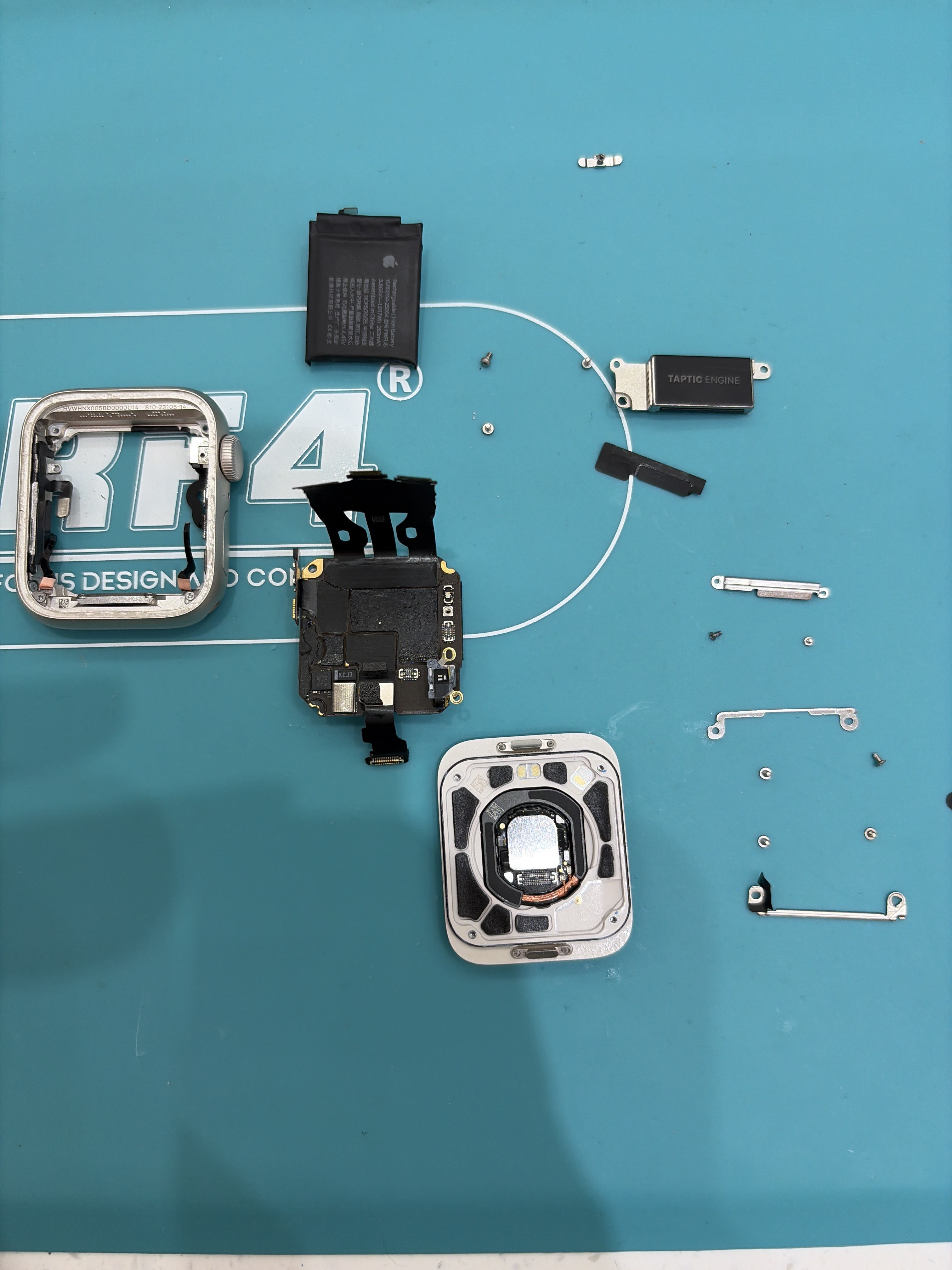 애플워치 Apple Watch SE (3세대) 수리 작업 중 — 다올리페어 직영점 진행
