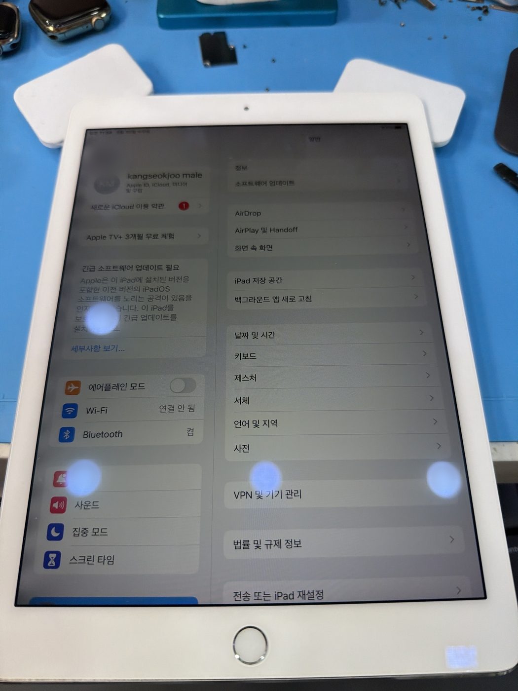 아이패드 에어 2 수리 작업 중