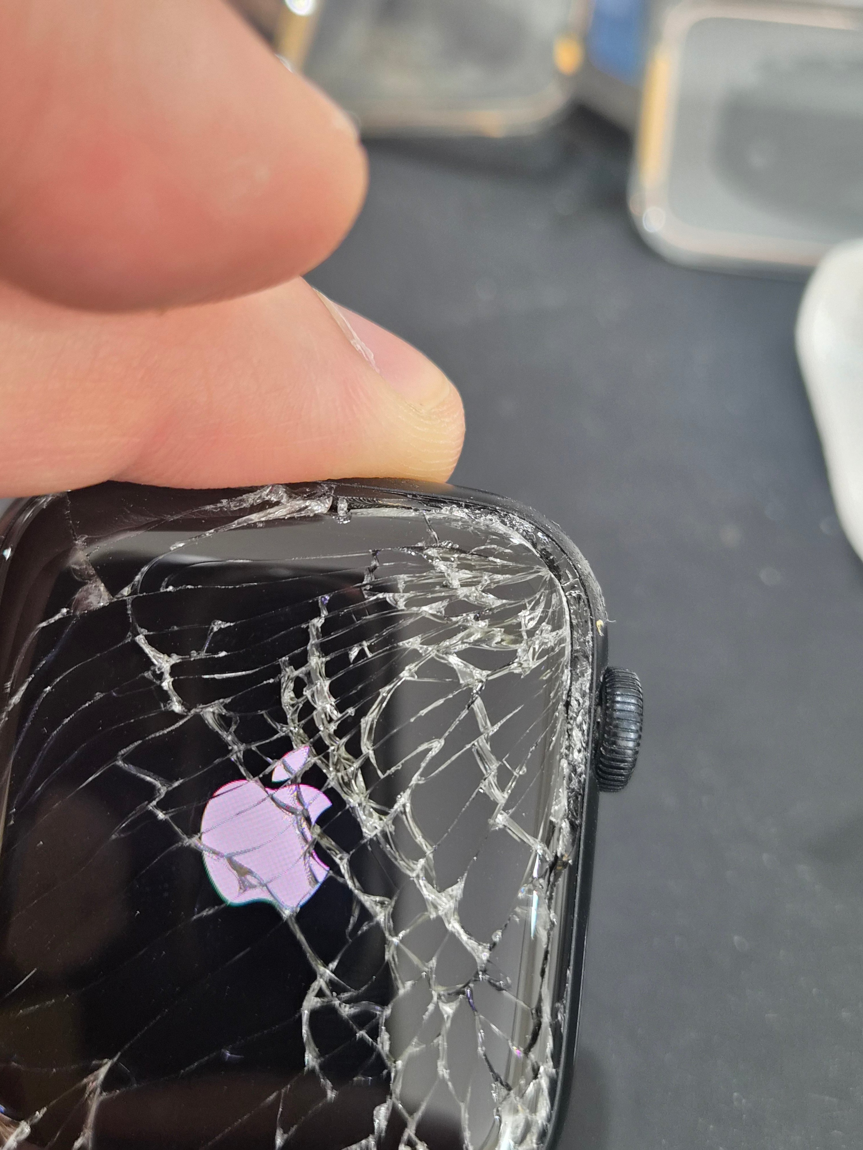 애플워치 Apple Watch SE (2세대) 수리 전 — 액정 깨짐