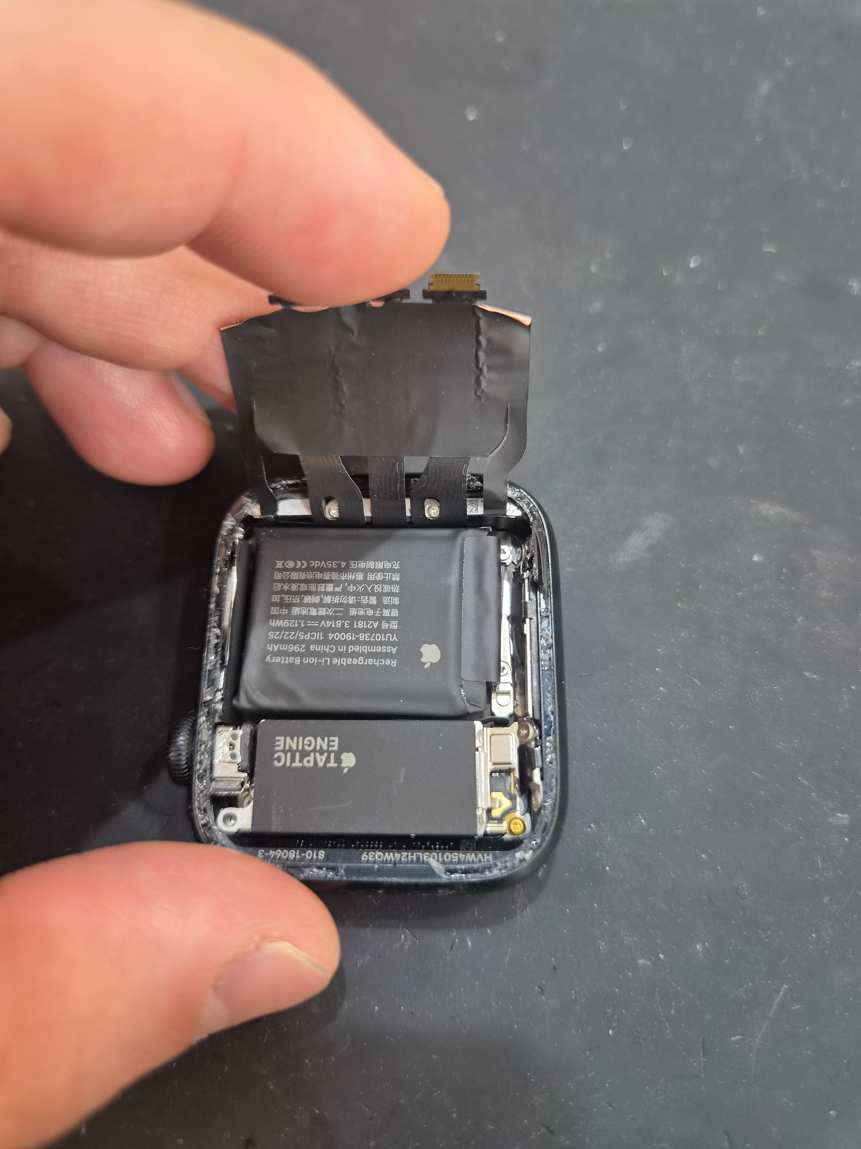 애플워치 Apple Watch SE (2세대) 내부 분해 — 정밀 작업 단계