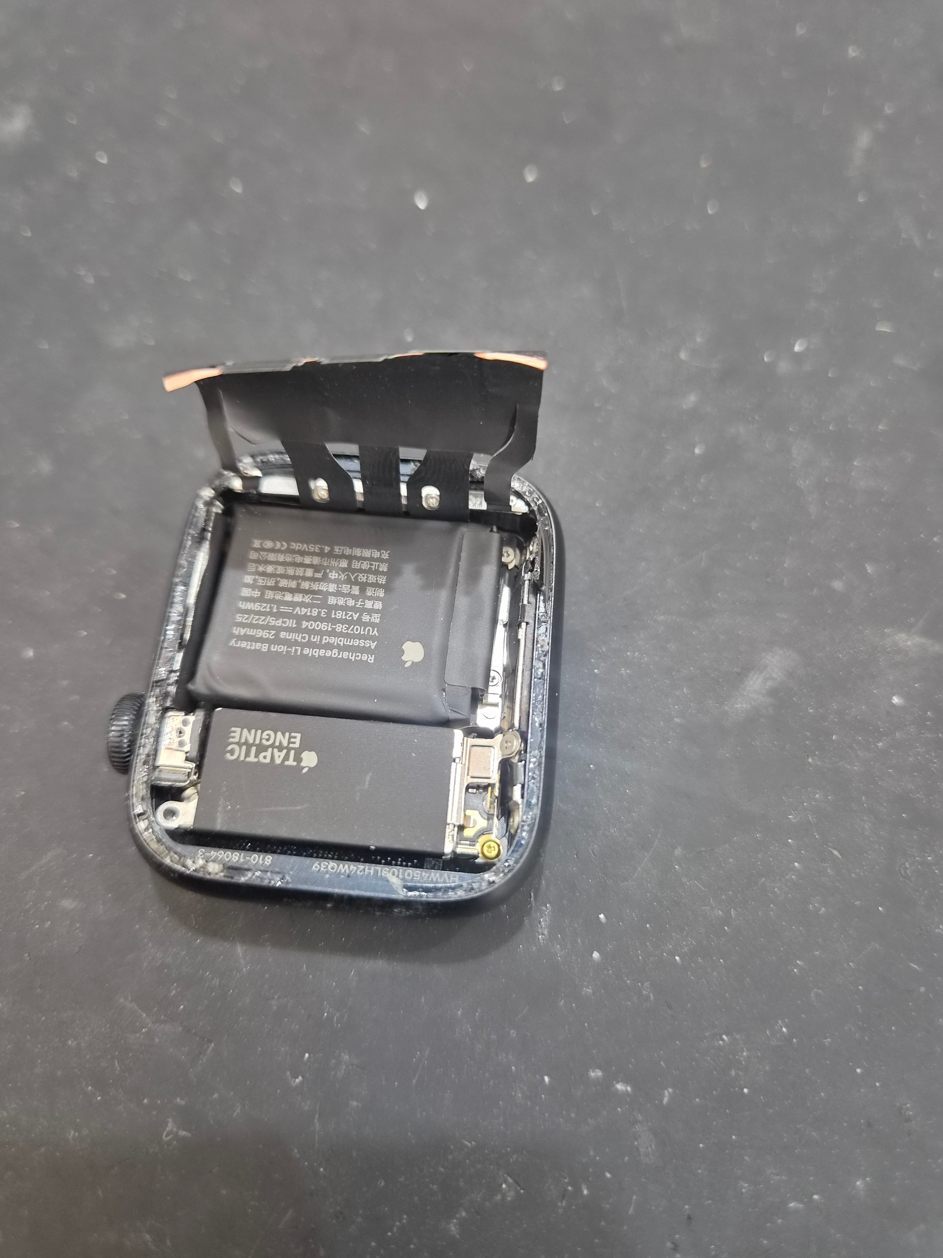 애플워치 Apple Watch SE (2세대) 수리 작업 중 — 다올리페어 직영점 진행