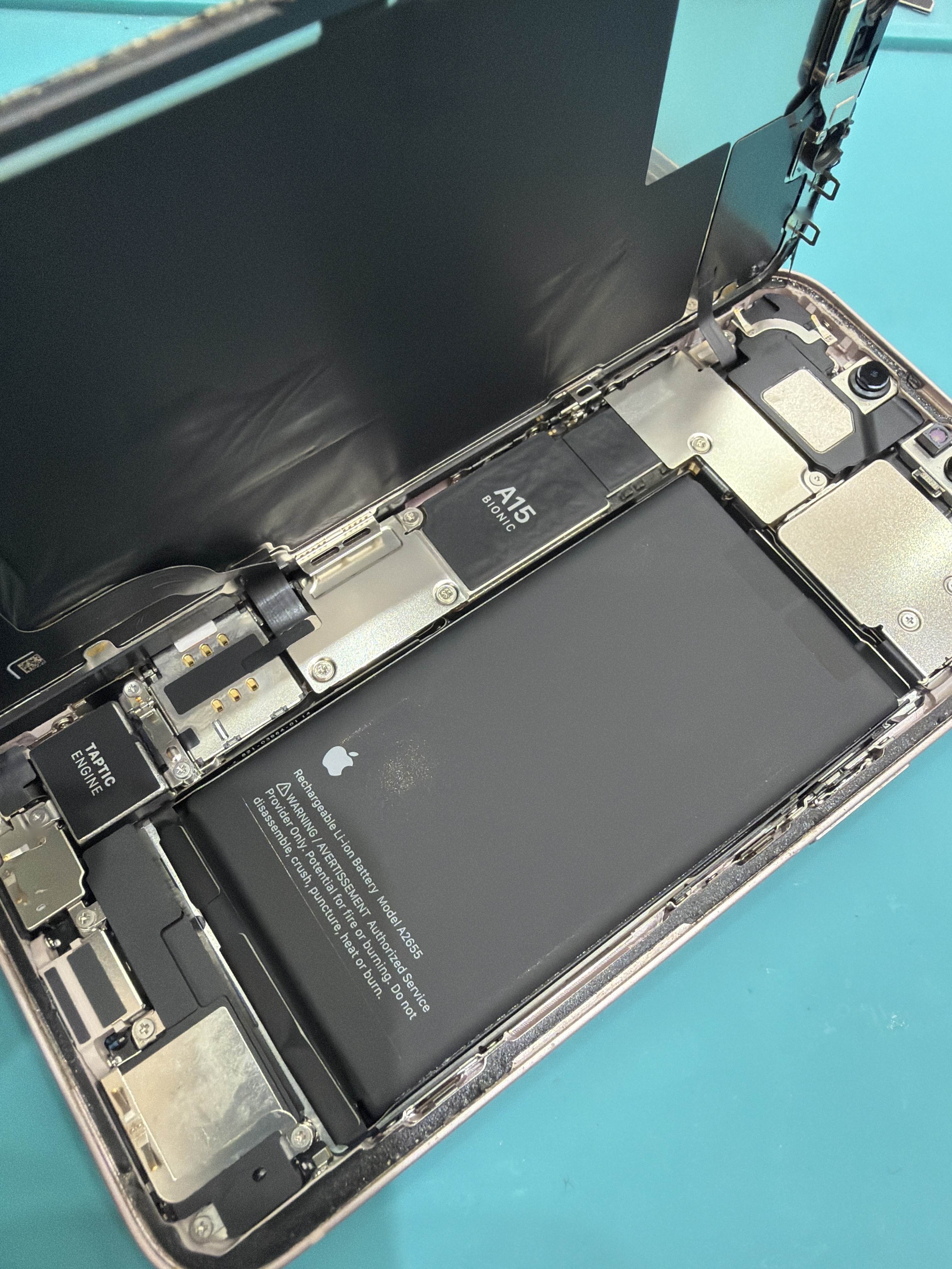 아이폰 iPhone 13 내부 분해 — 정밀 작업 단계