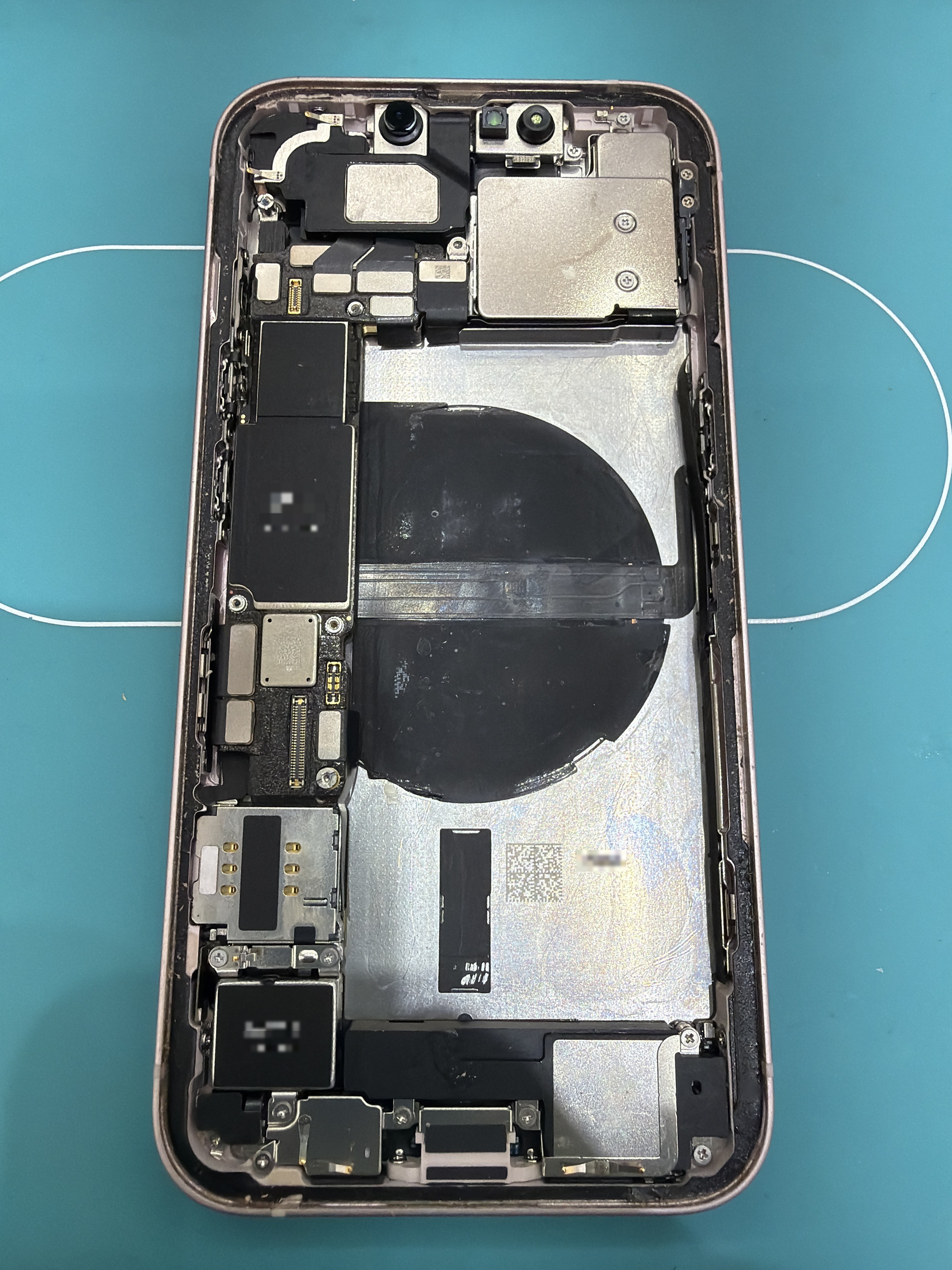 아이폰 iPhone 13 수리 작업 중 — 다올리페어 직영점 진행